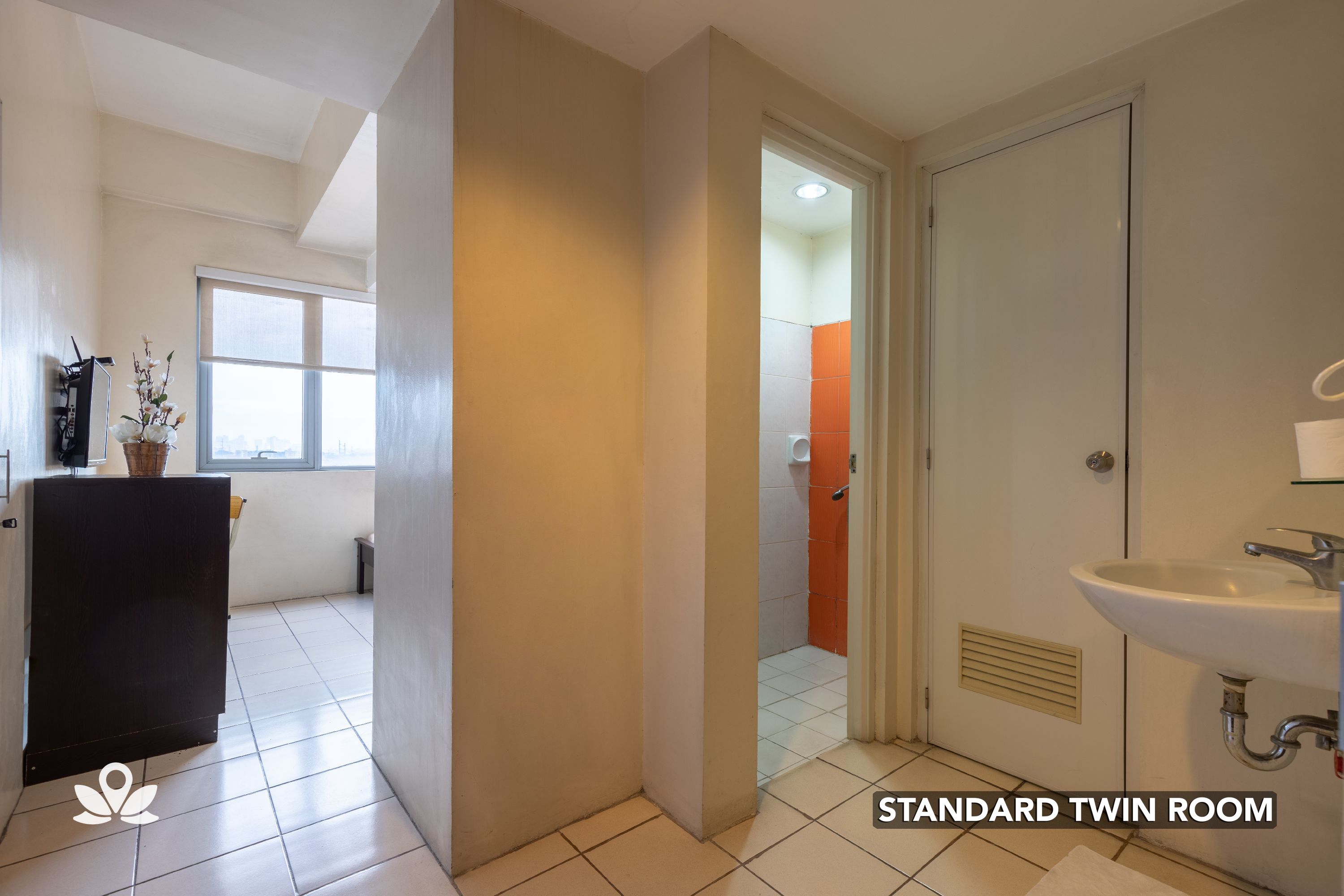 Golden Panda Dormtel by ZEN Rooms