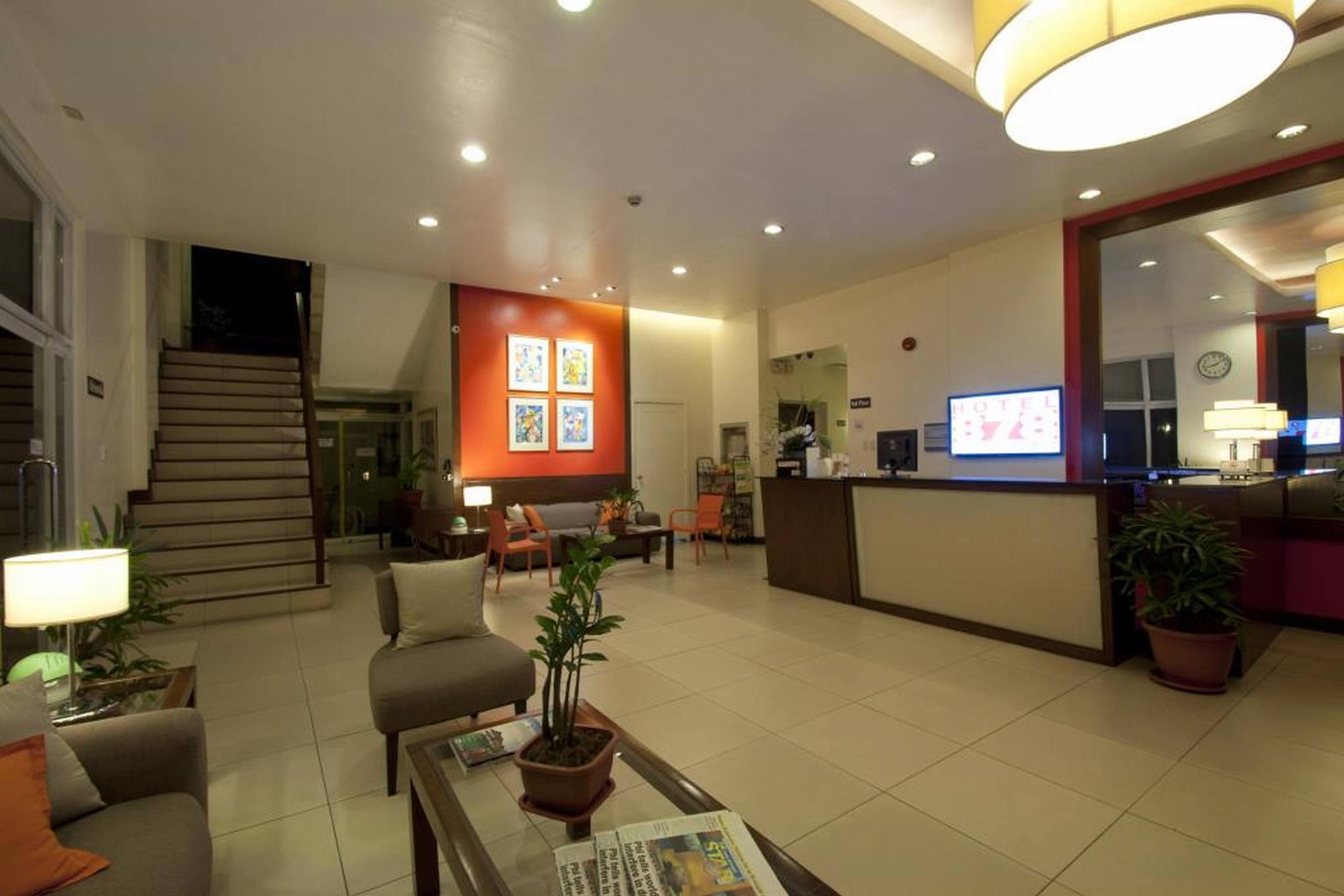 Hotel 878