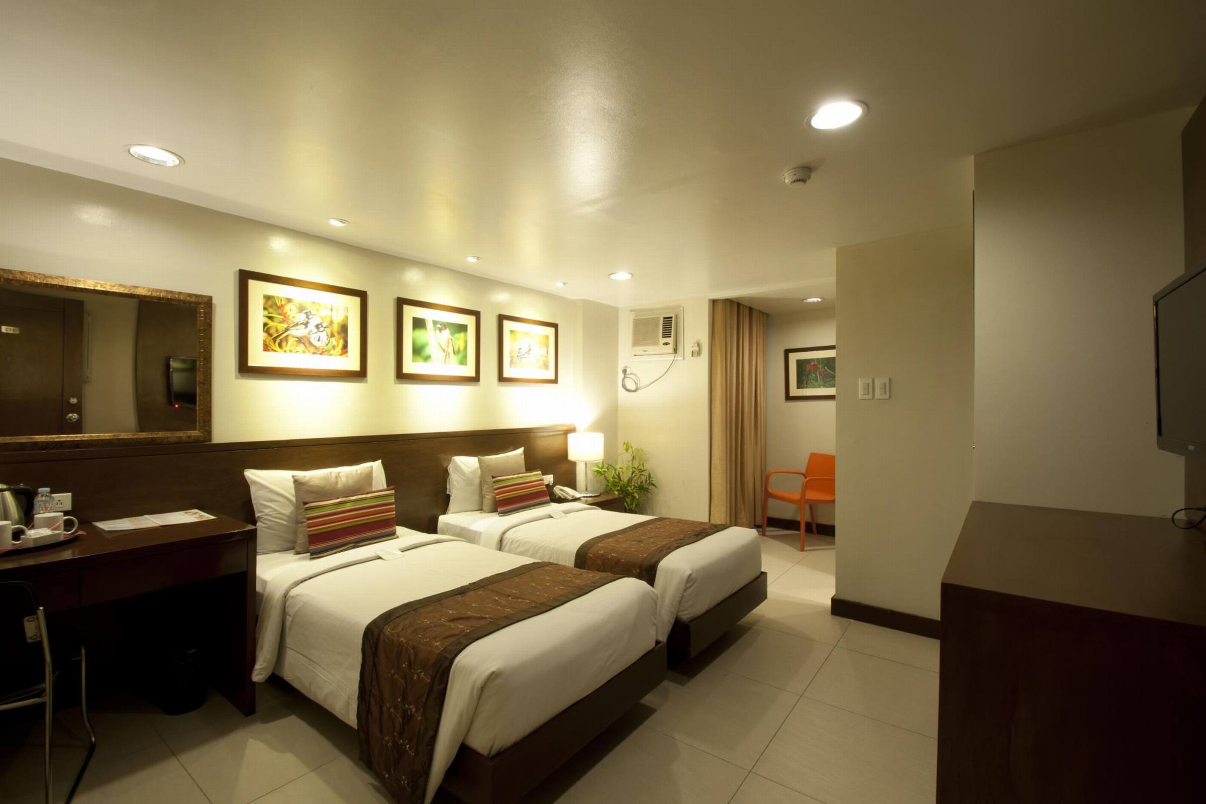 Hotel 878