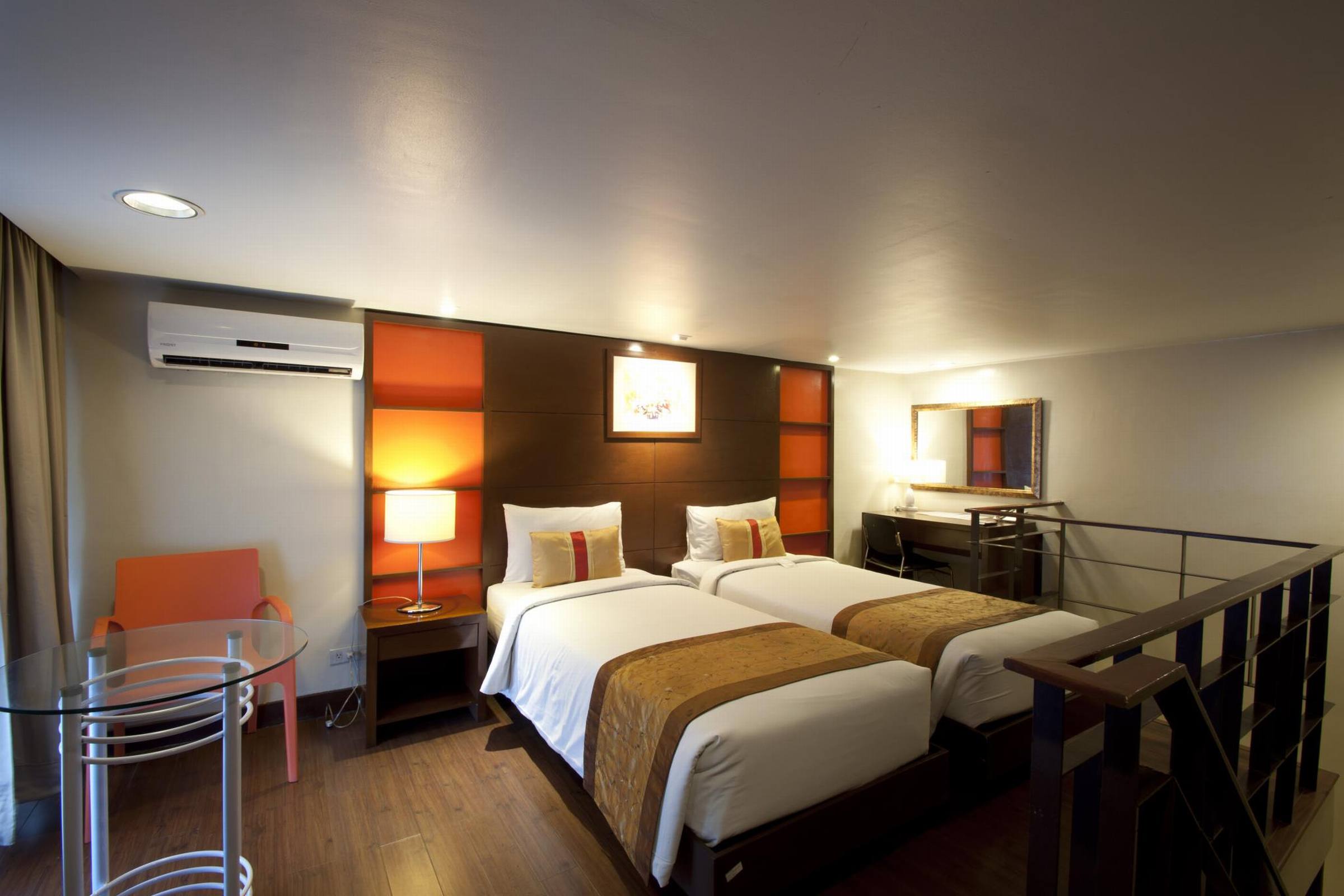 Hotel 878