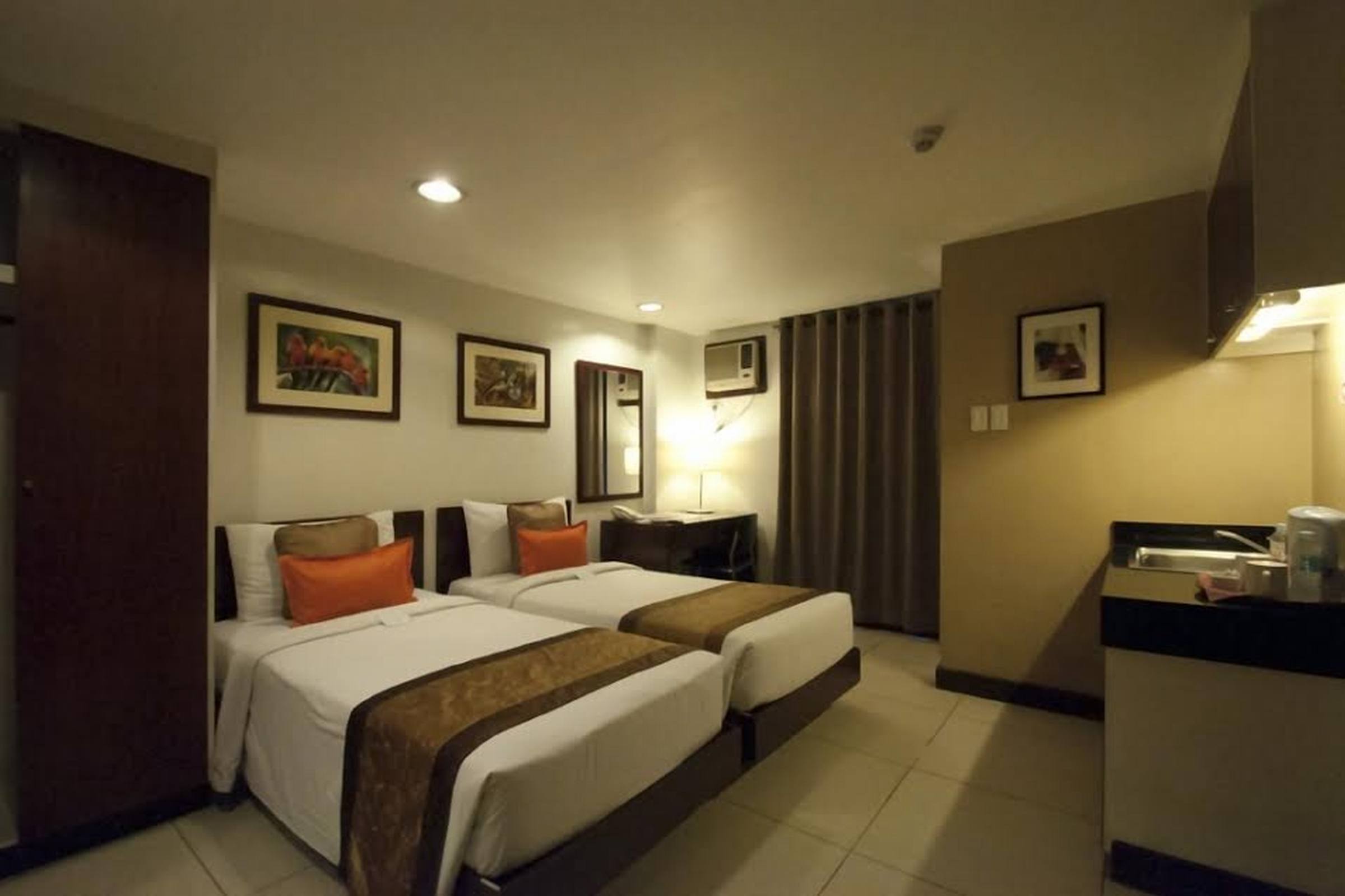 Hotel 878