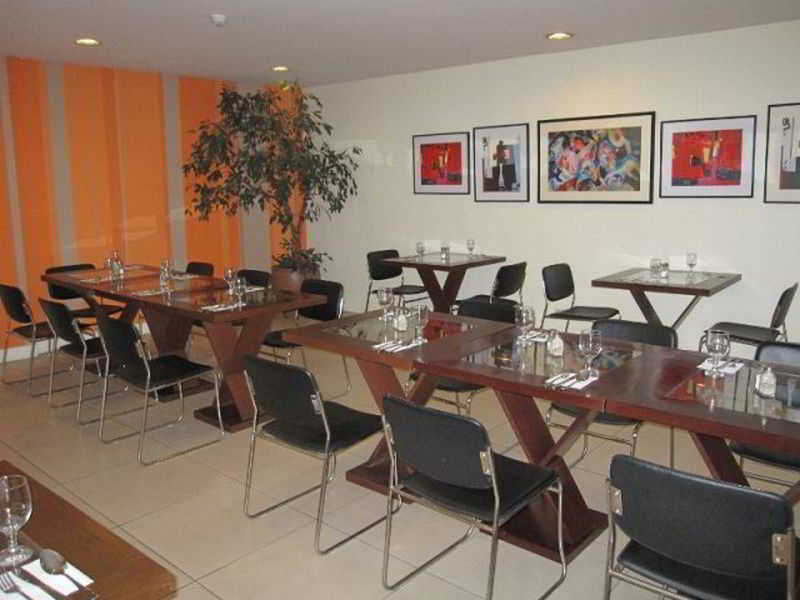 Hotel 878