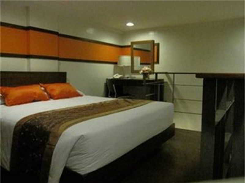Hotel 878