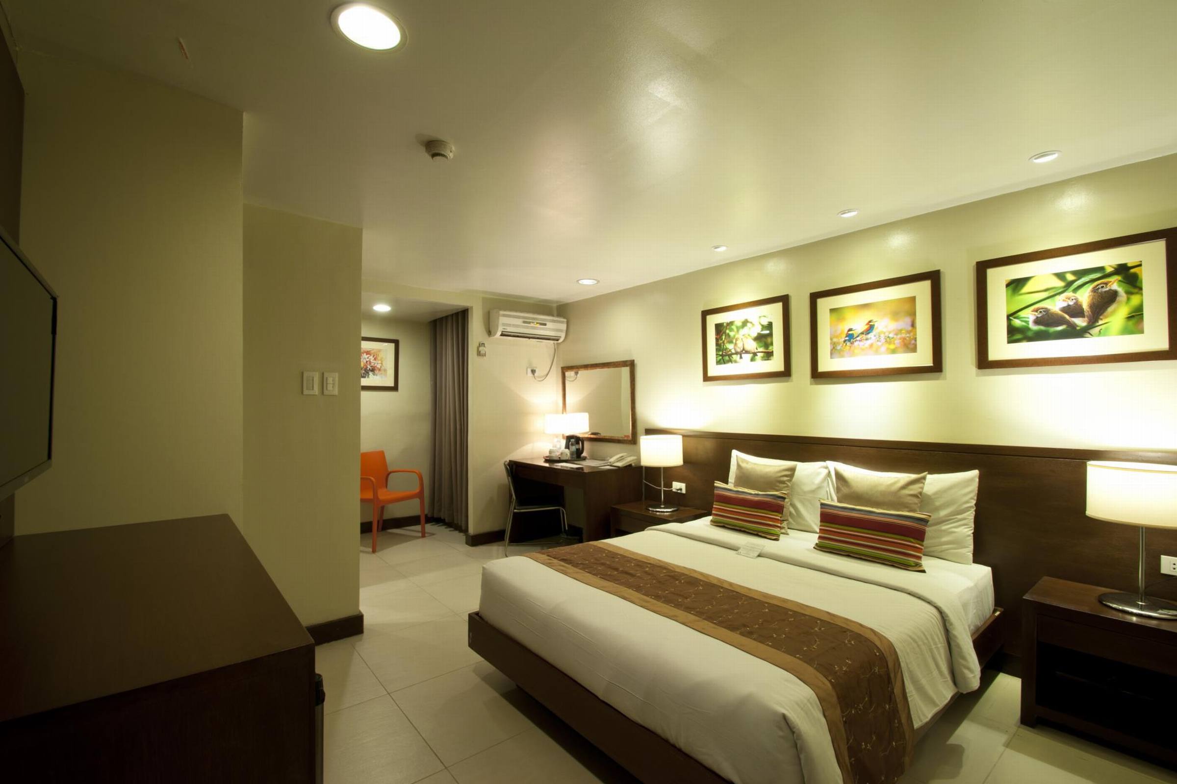Hotel 878