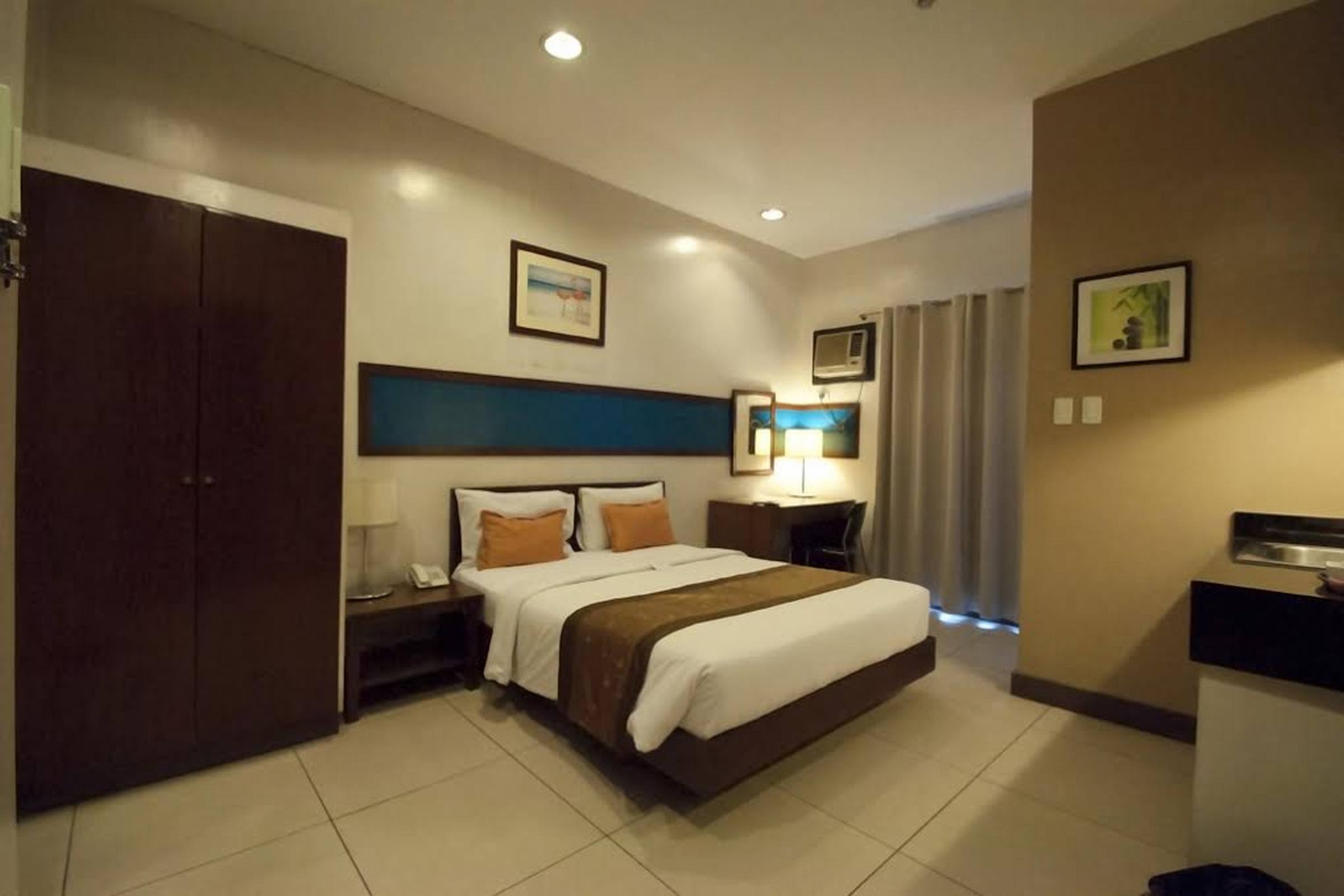 Hotel 878