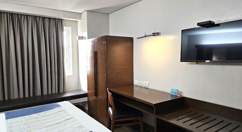 Microtel by Wyndham Acropolis
