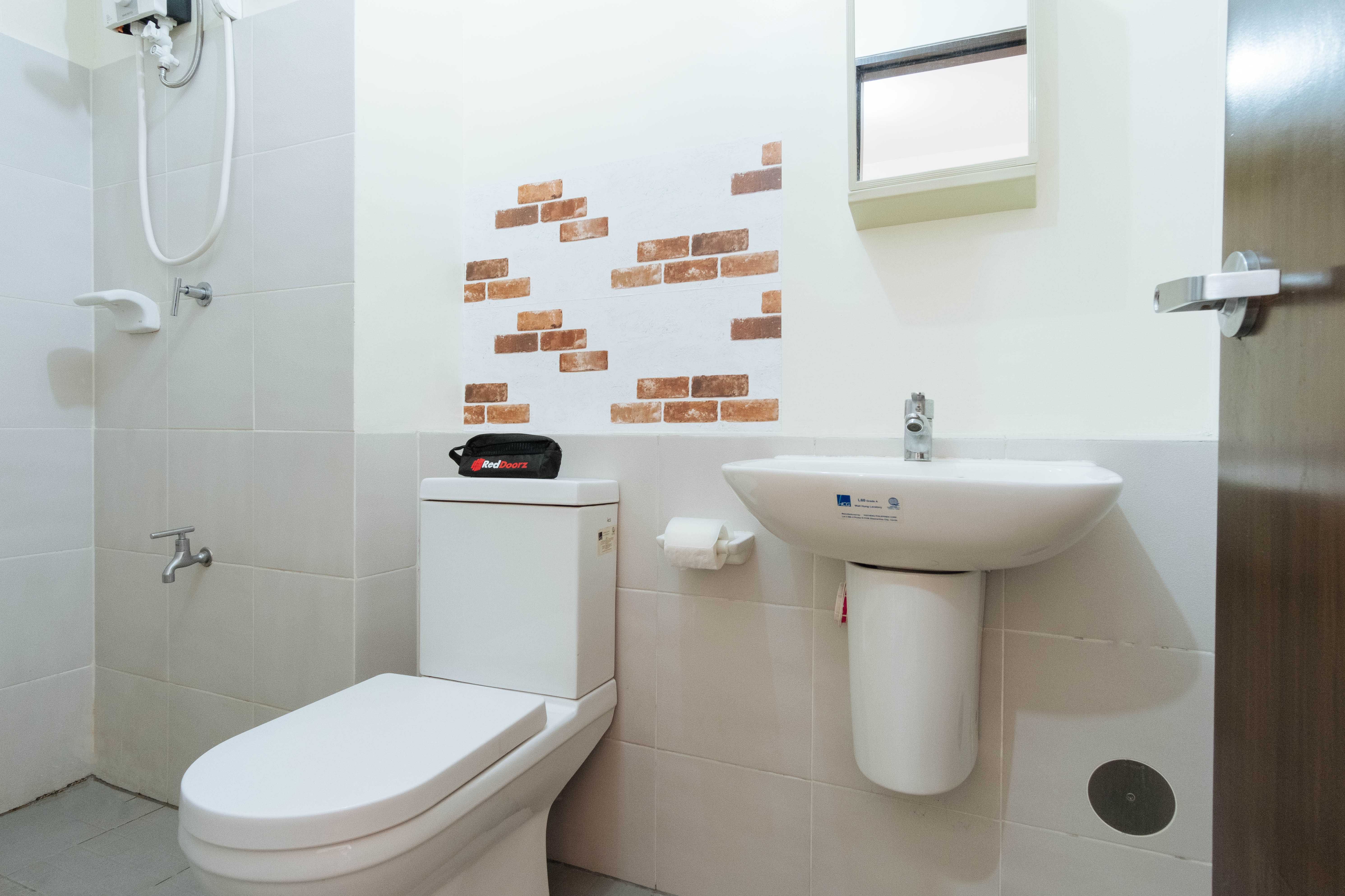 Reddoorz Premium Near MRT North Avenue Station