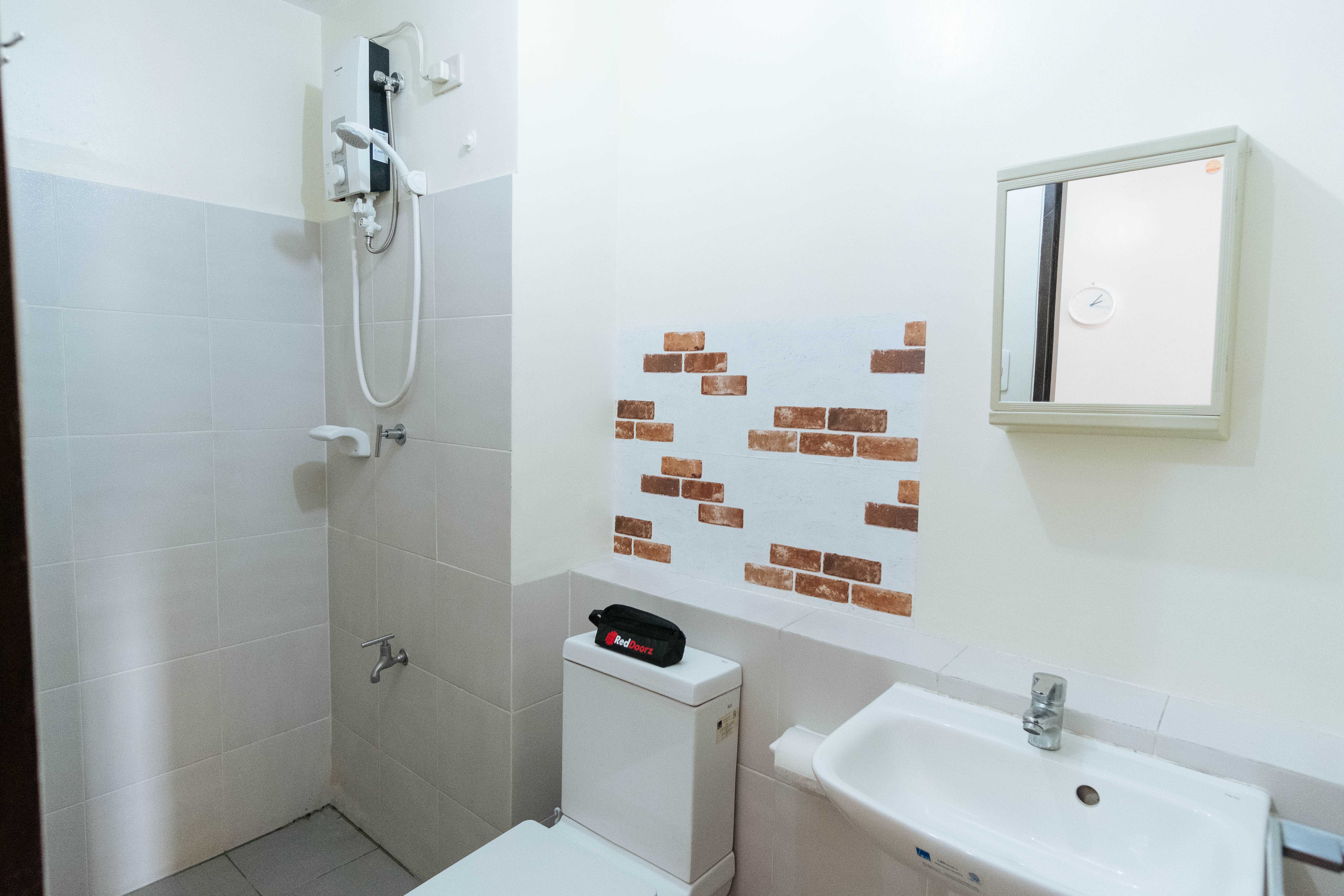 Reddoorz Premium Near MRT North Avenue Station