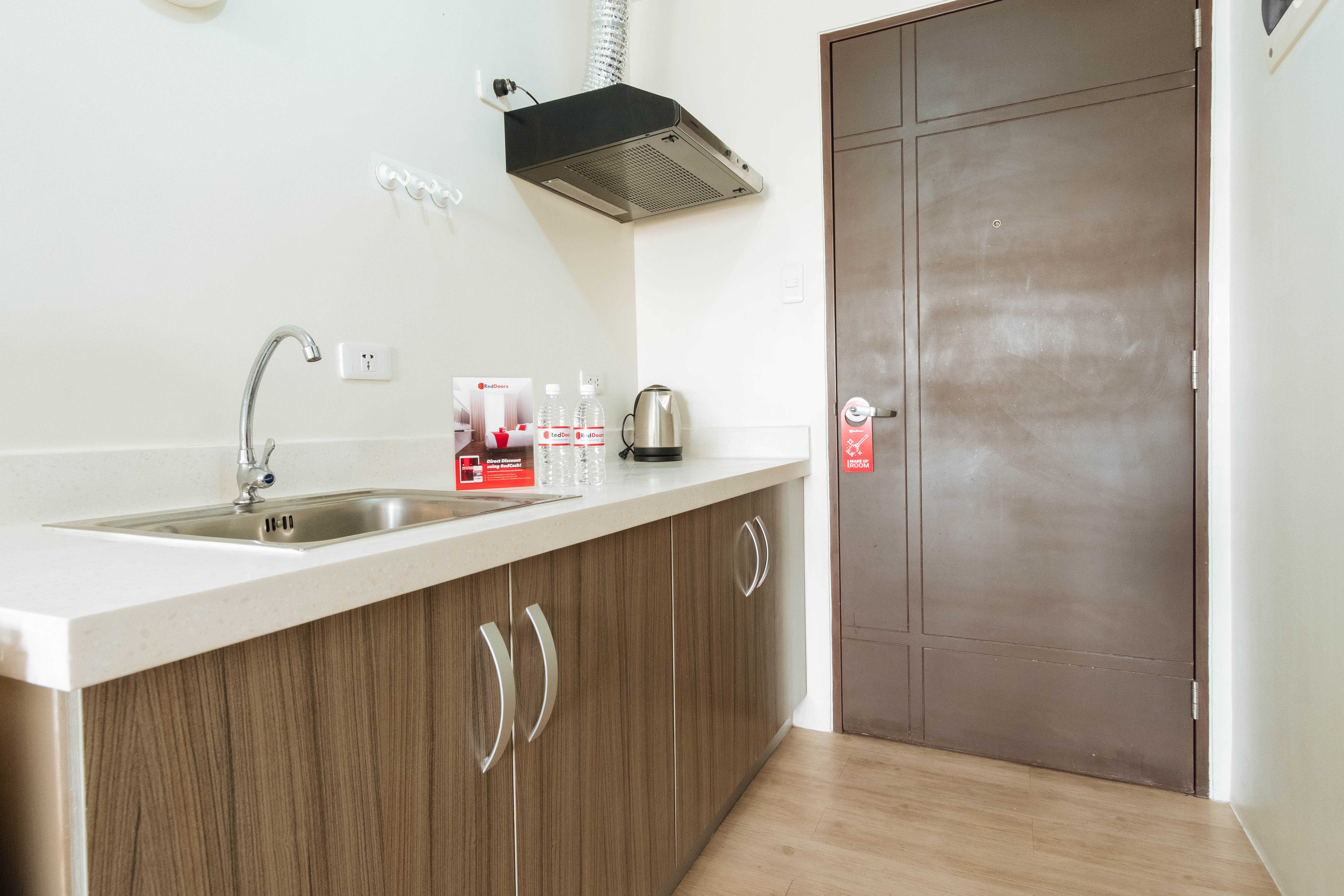 Reddoorz Premium Near MRT North Avenue Station