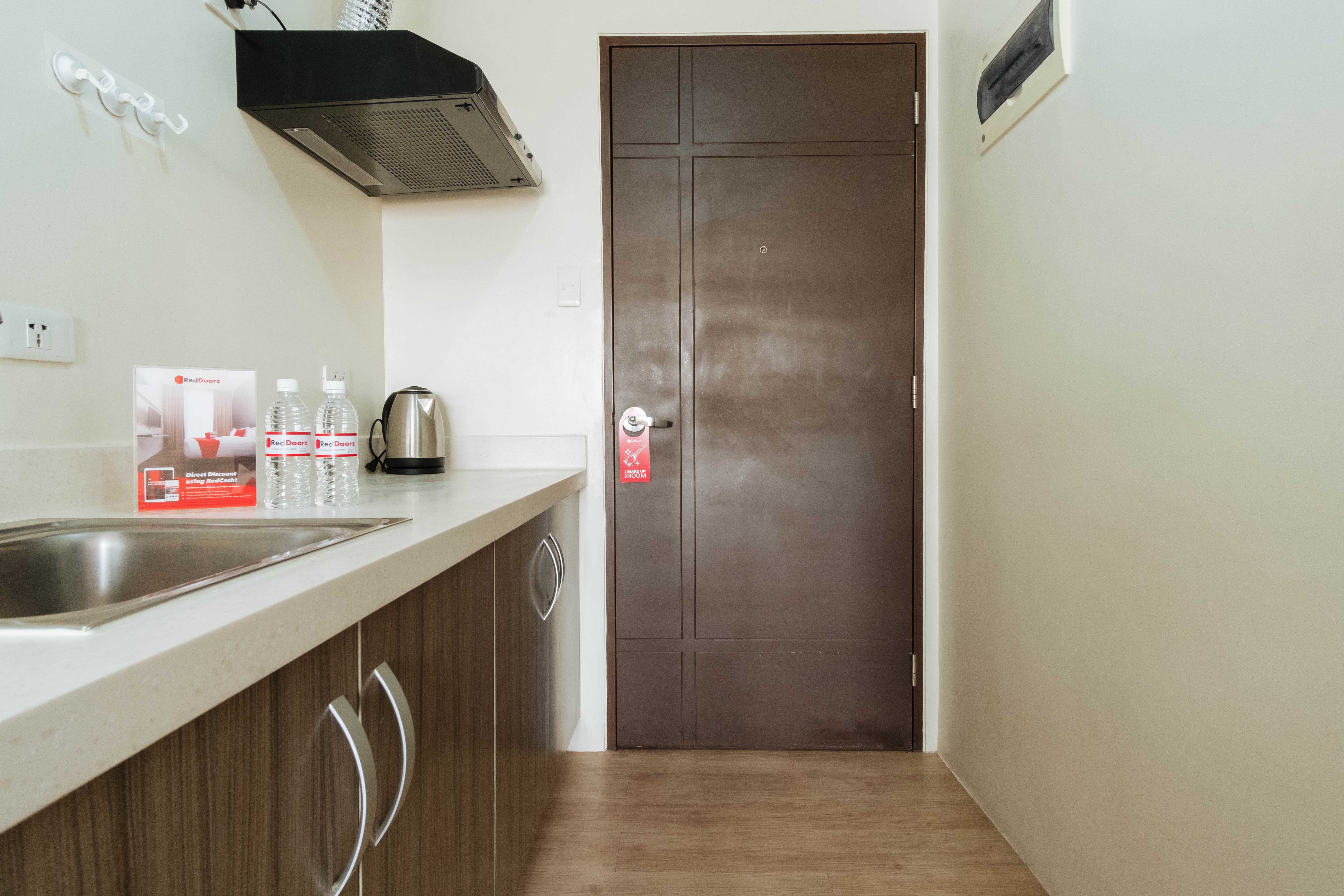Reddoorz Premium Near MRT North Avenue Station