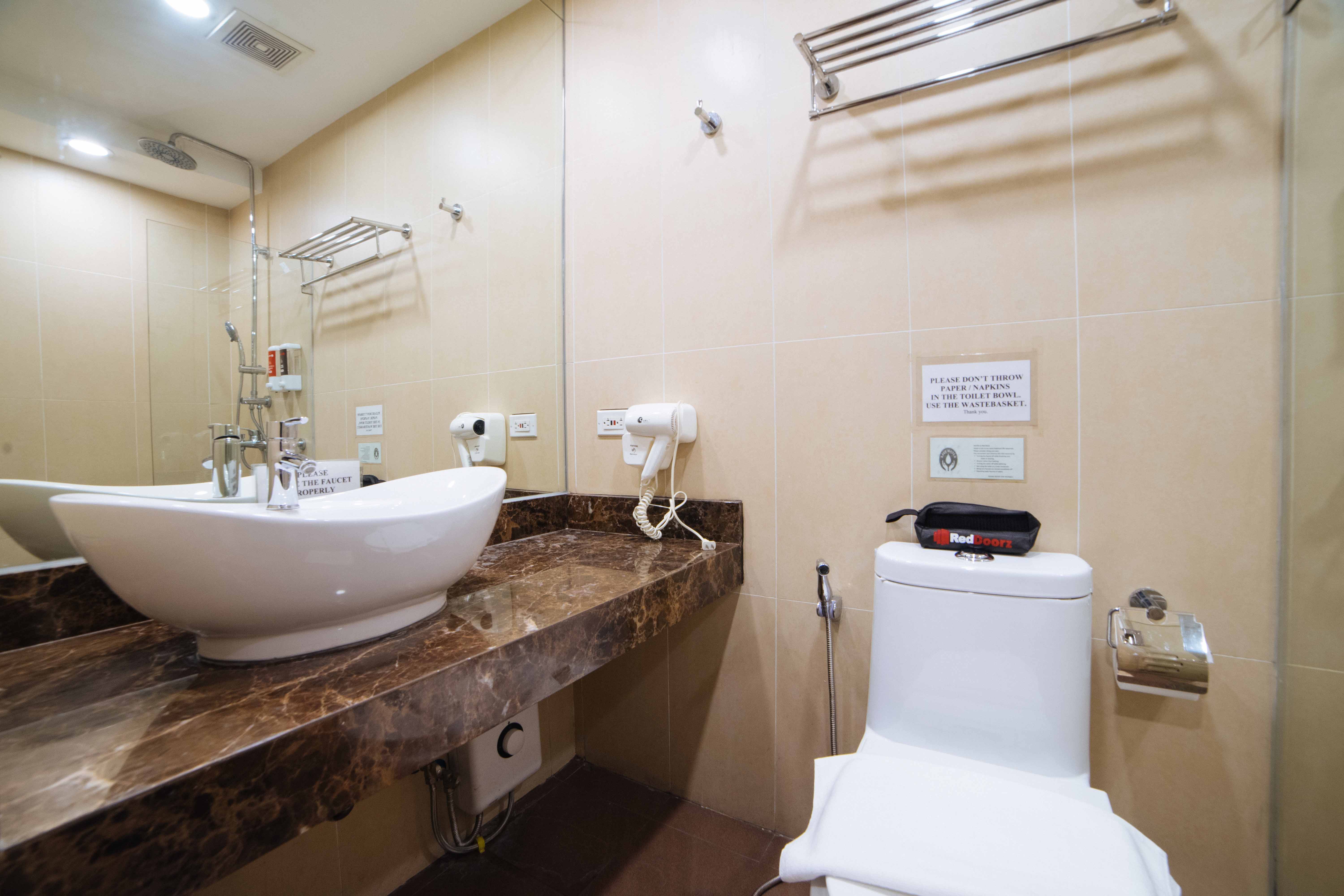 RedDoorz Premium @ West Avenue Quezon City