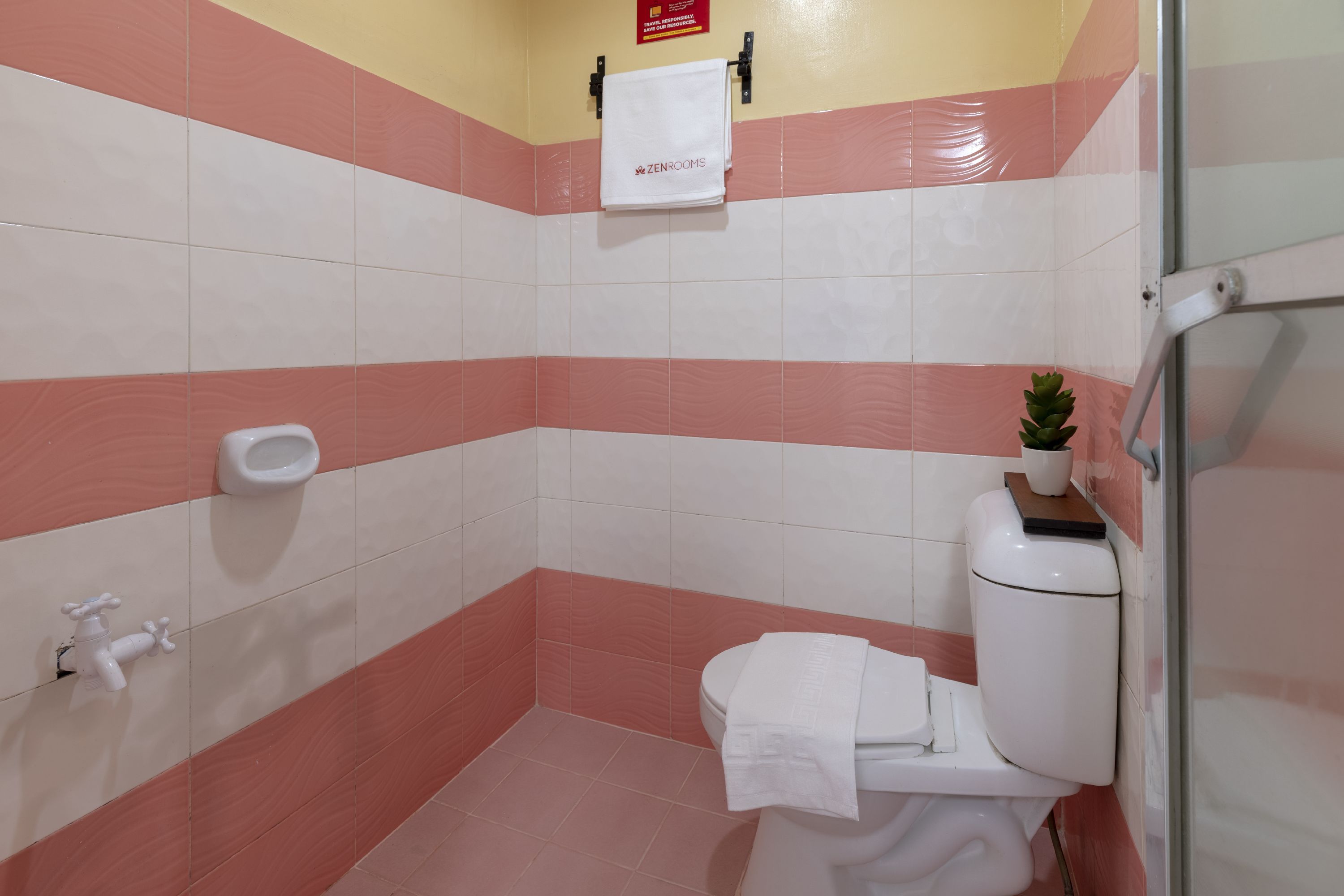 ZEN Rooms Basic 10th Ave Cubao