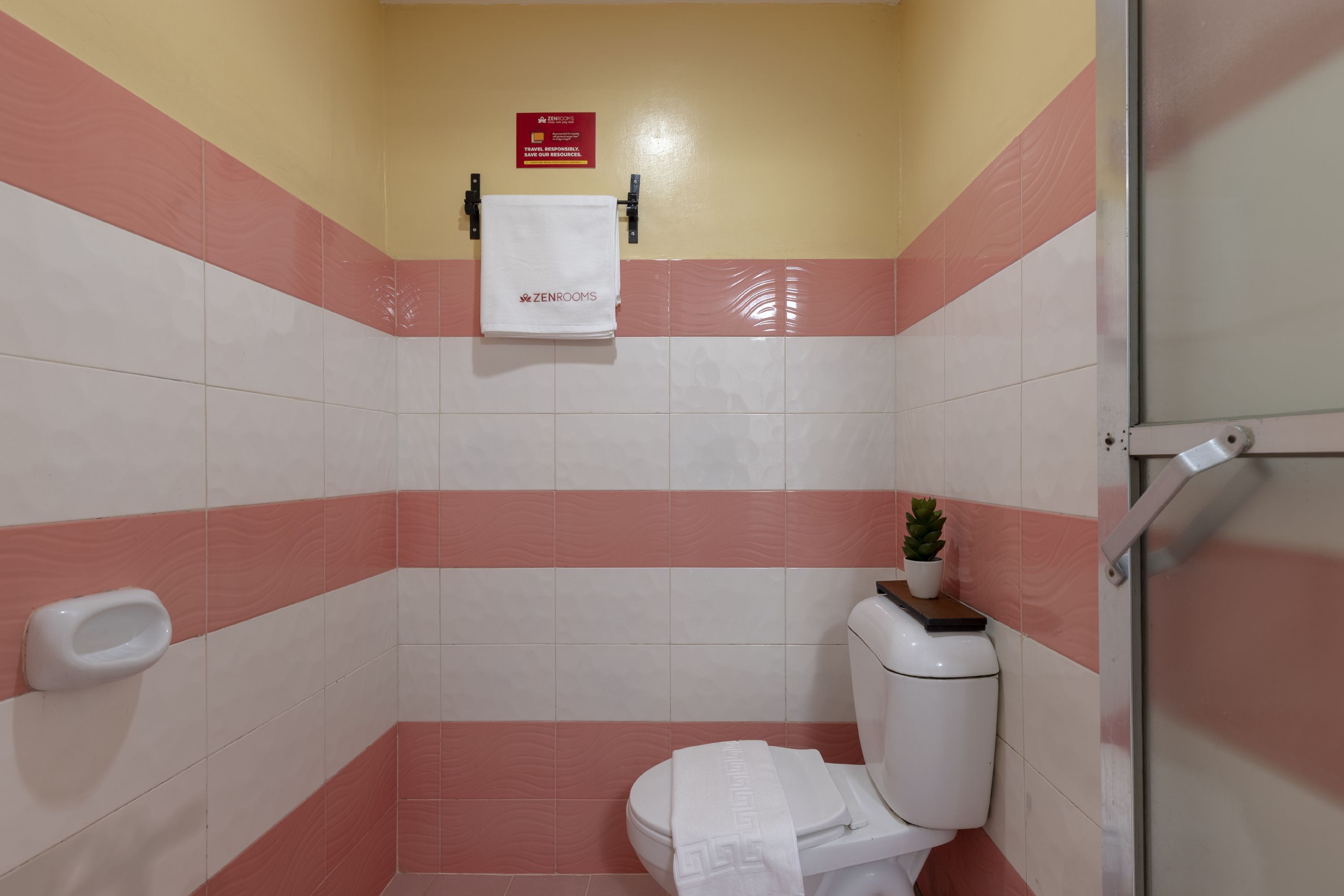 ZEN Rooms Basic 10th Ave Cubao