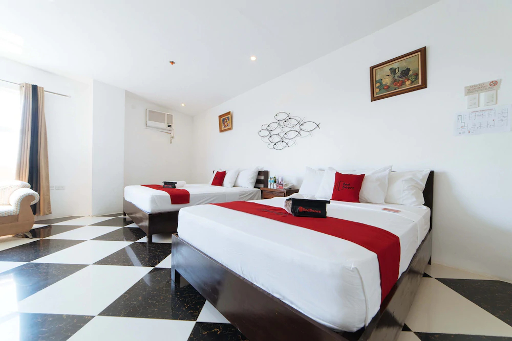 Mercedes Hotel by RedDoorz