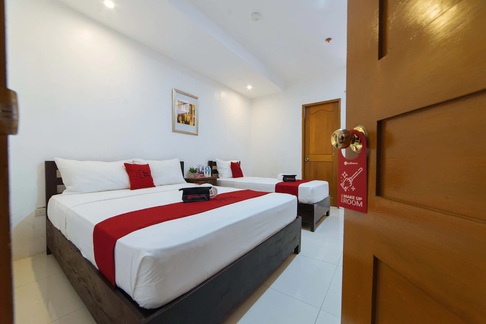 Mercedes Hotel by RedDoorz