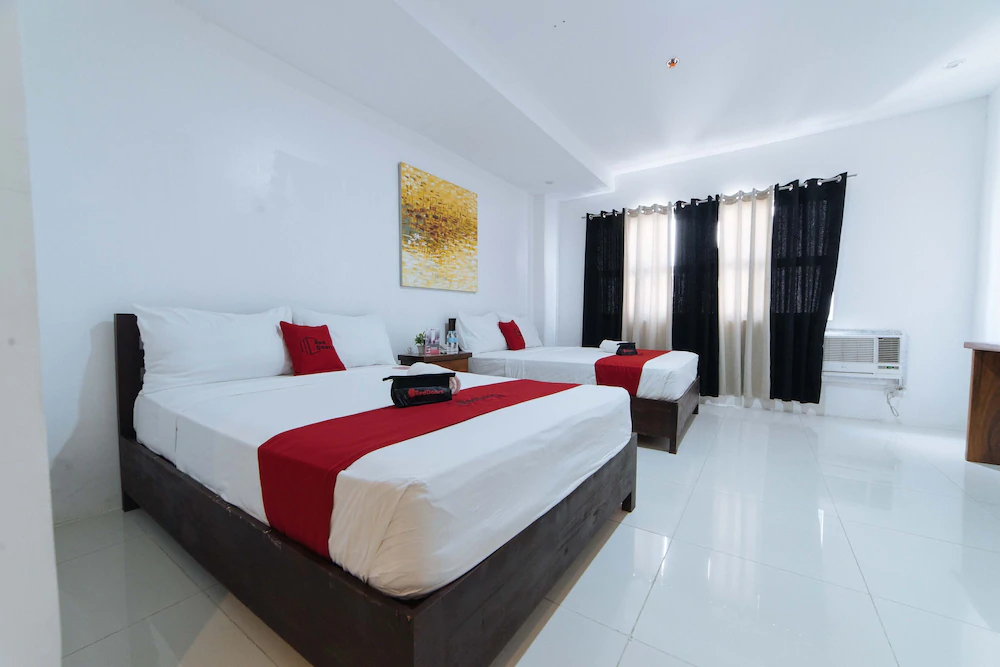 Mercedes Hotel by RedDoorz