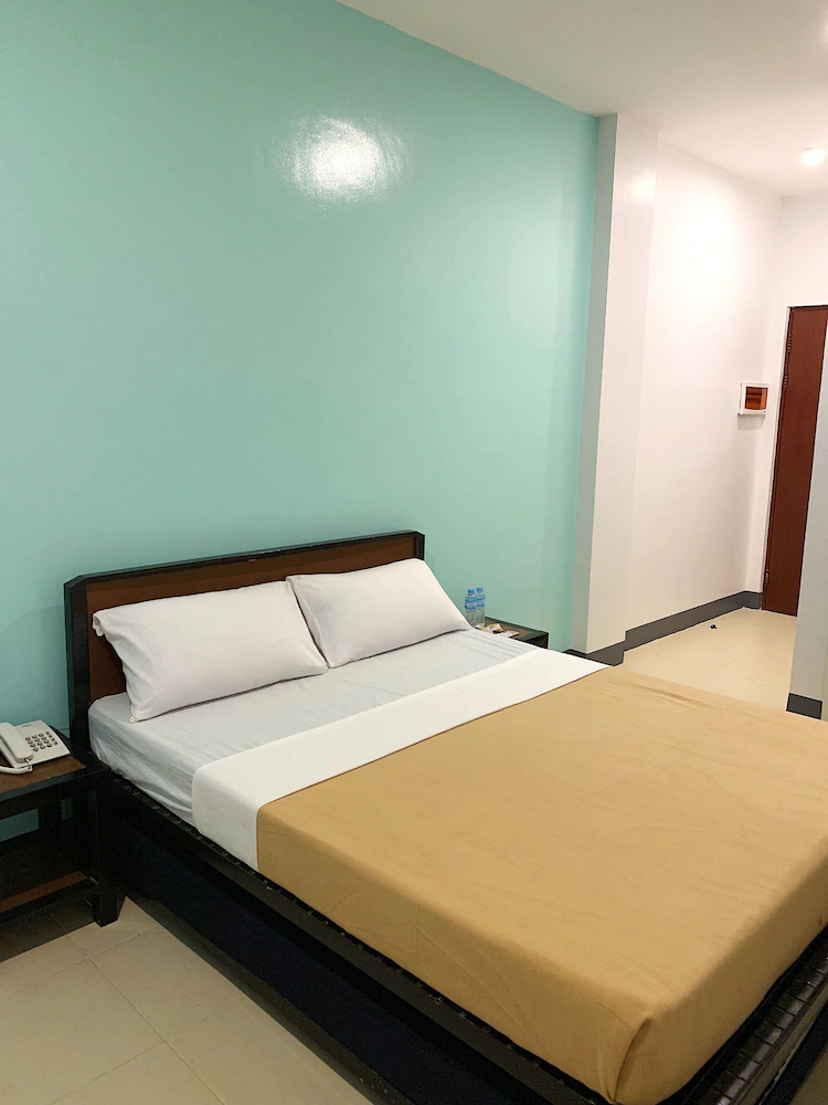 Apo Reef Travellers Hotel