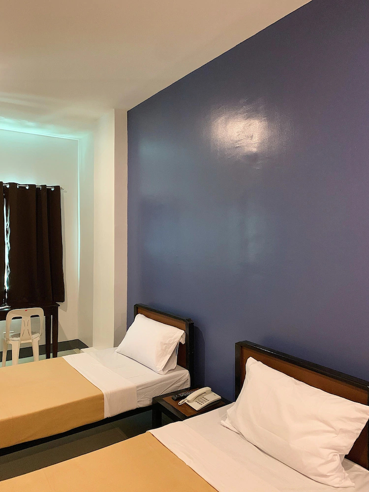 Apo Reef Travellers Hotel