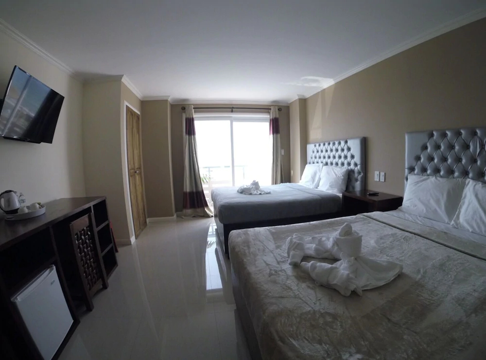 EM Royalle by ZEN Rooms