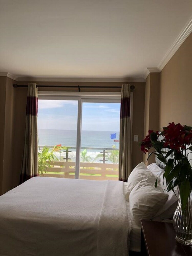 EM Royalle Hotel & Beach Resort