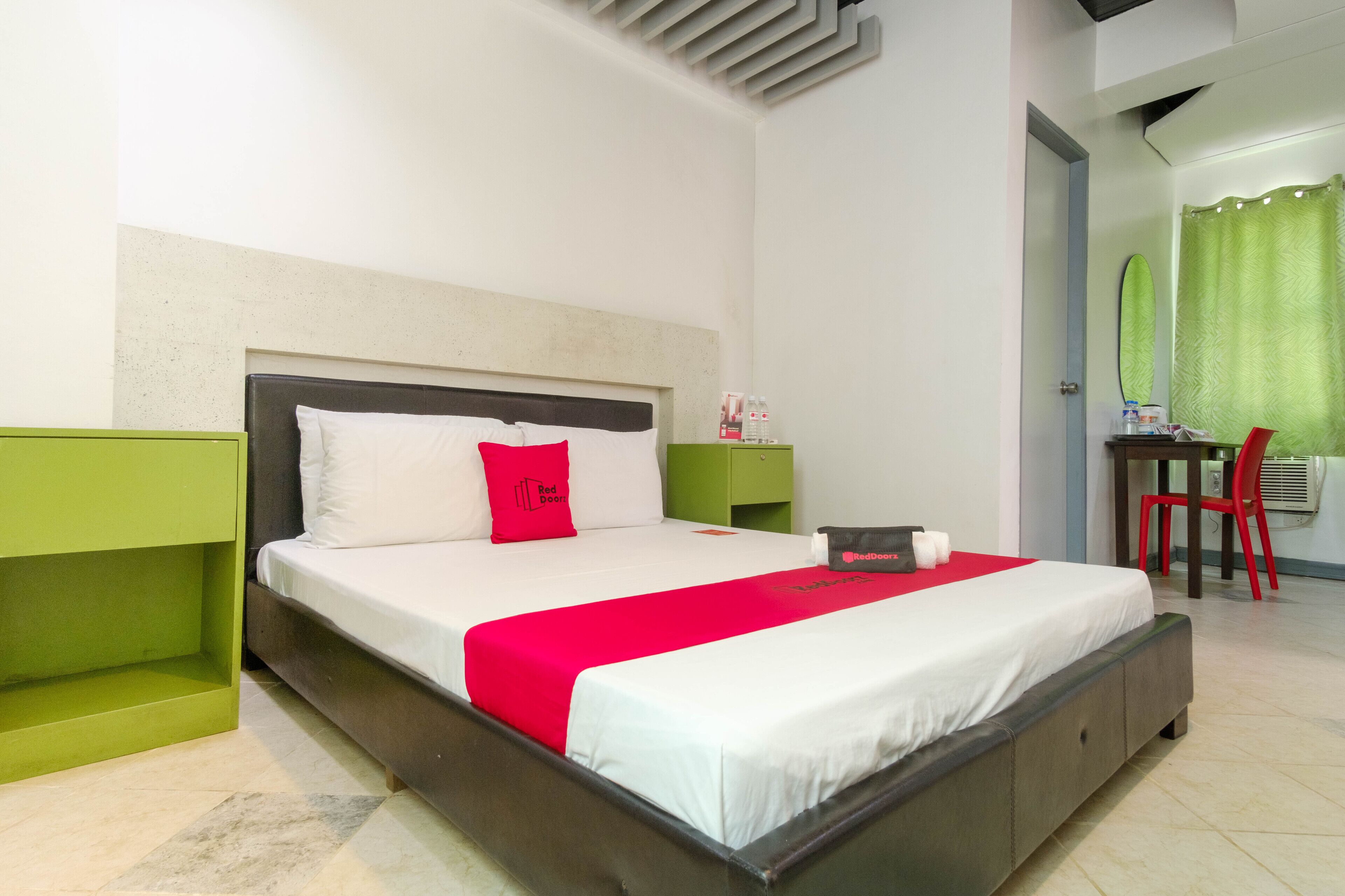 RedDoorz Near Waltermart Subic