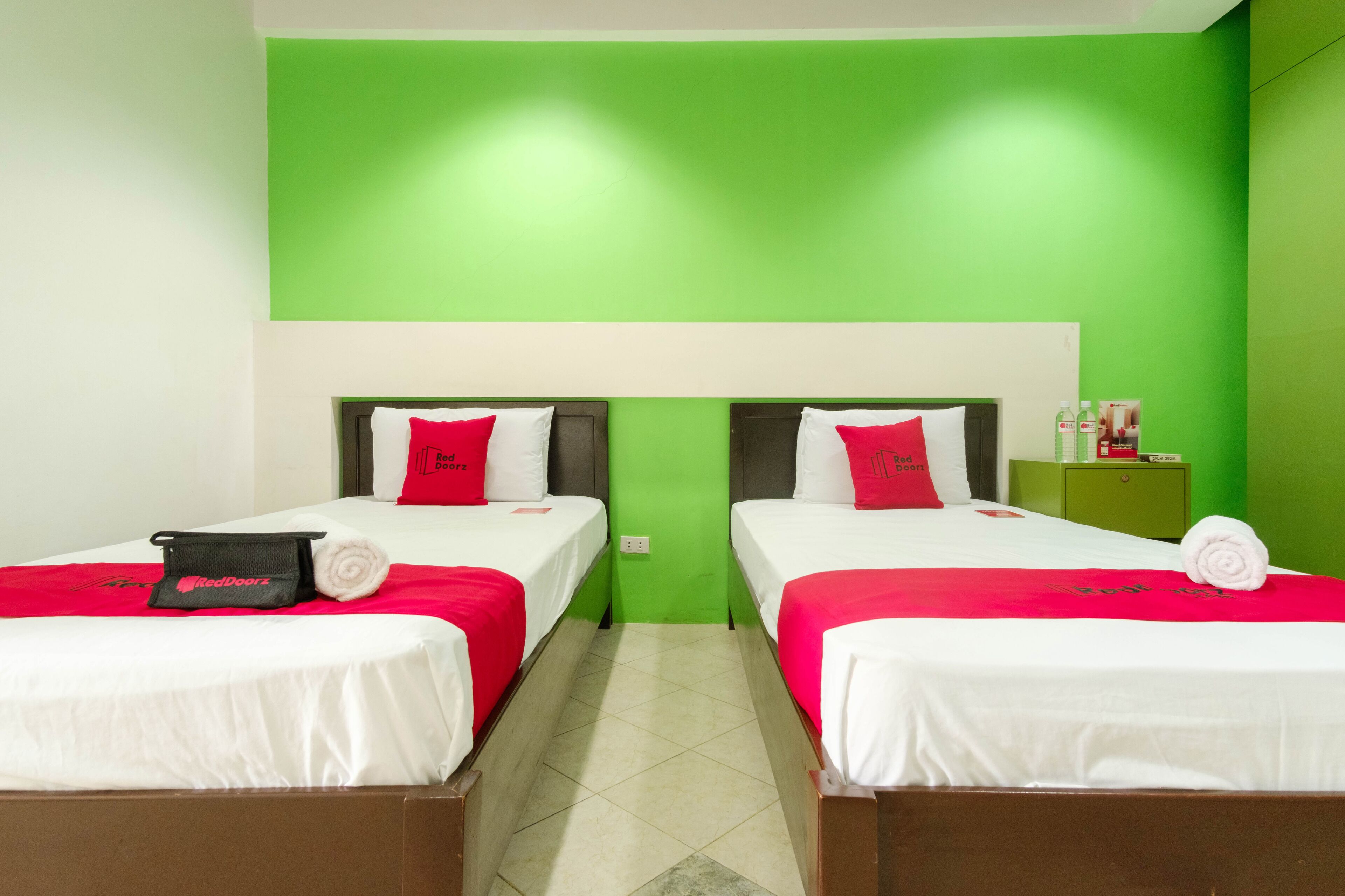 RedDoorz Near Waltermart Subic