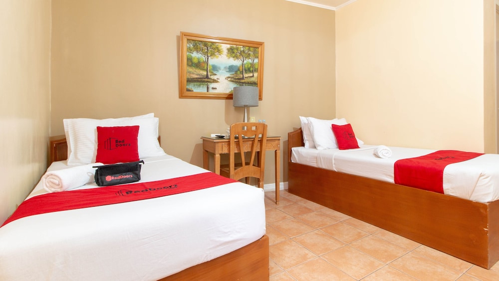 Hotel La Rica by RedDoorz