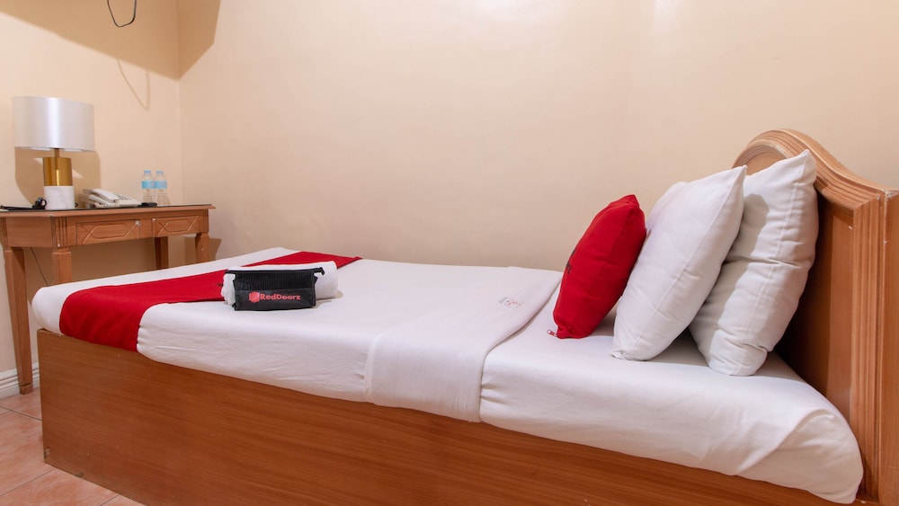 Hotel La Rica by RedDoorz