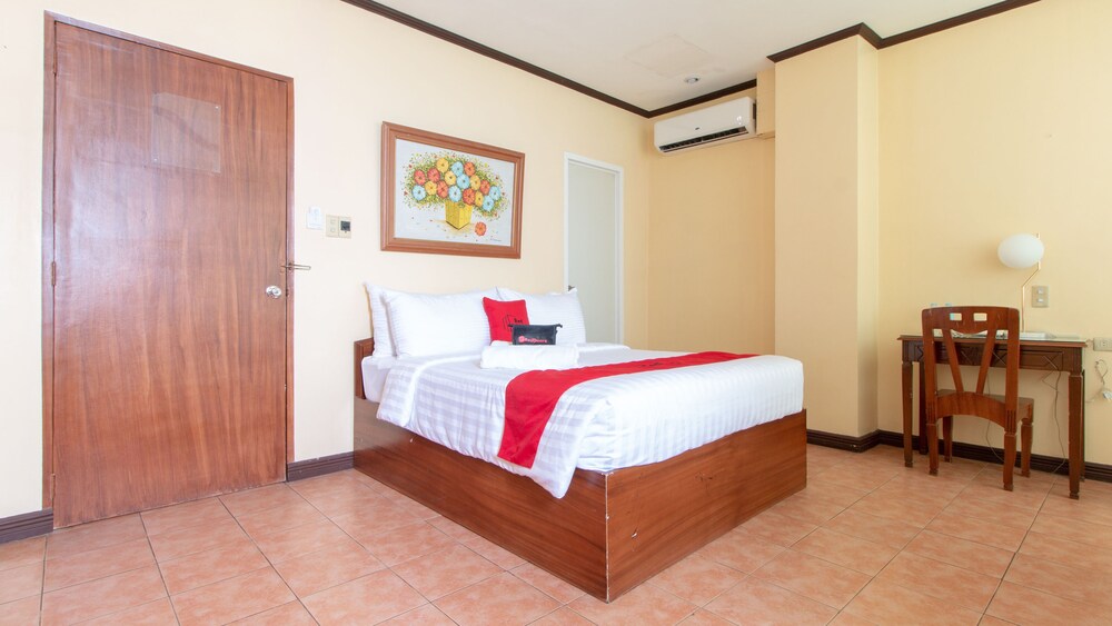 Hotel La Rica by RedDoorz