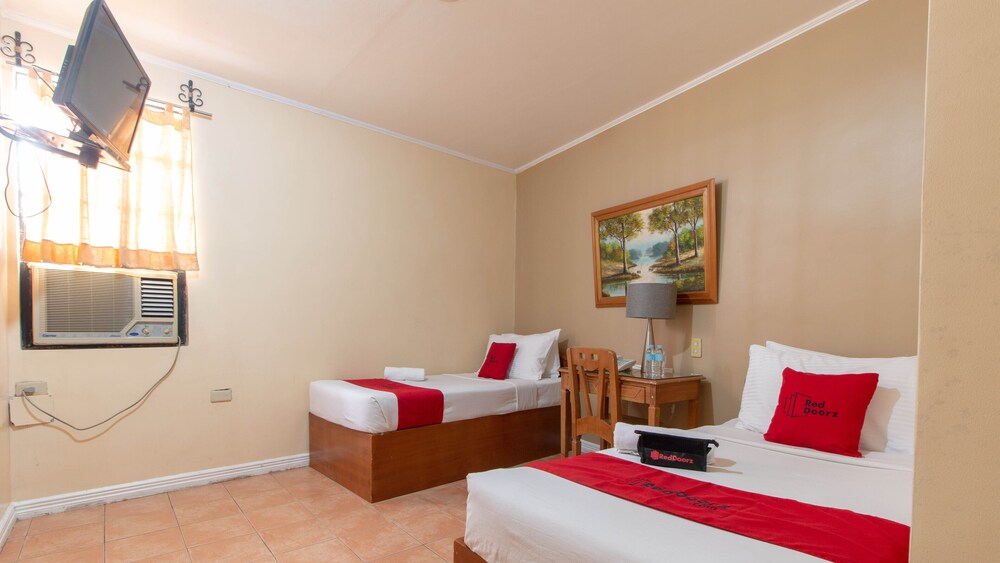 Hotel La Rica by RedDoorz