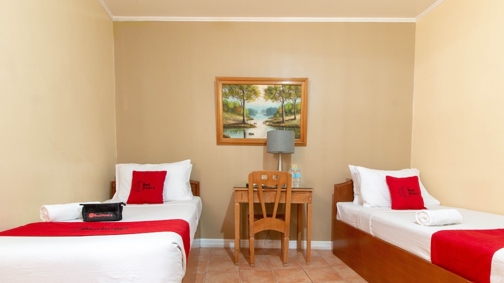 Hotel La Rica by RedDoorz