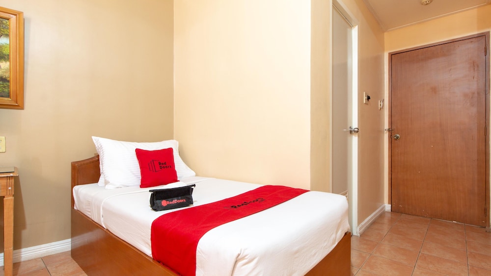 Hotel La Rica by RedDoorz