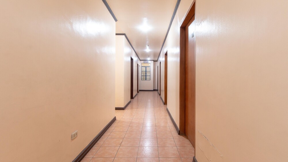 Hotel La Rica by RedDoorz