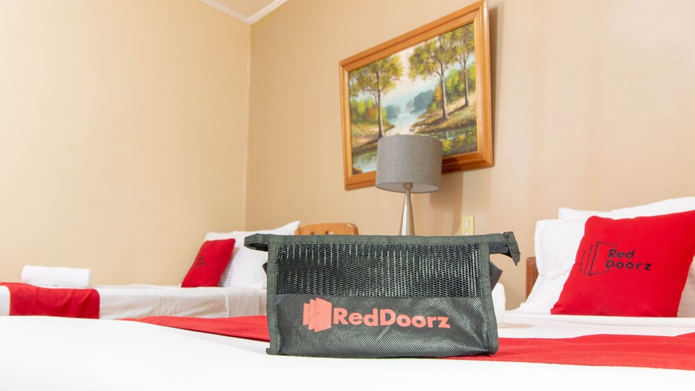 Hotel La Rica by RedDoorz