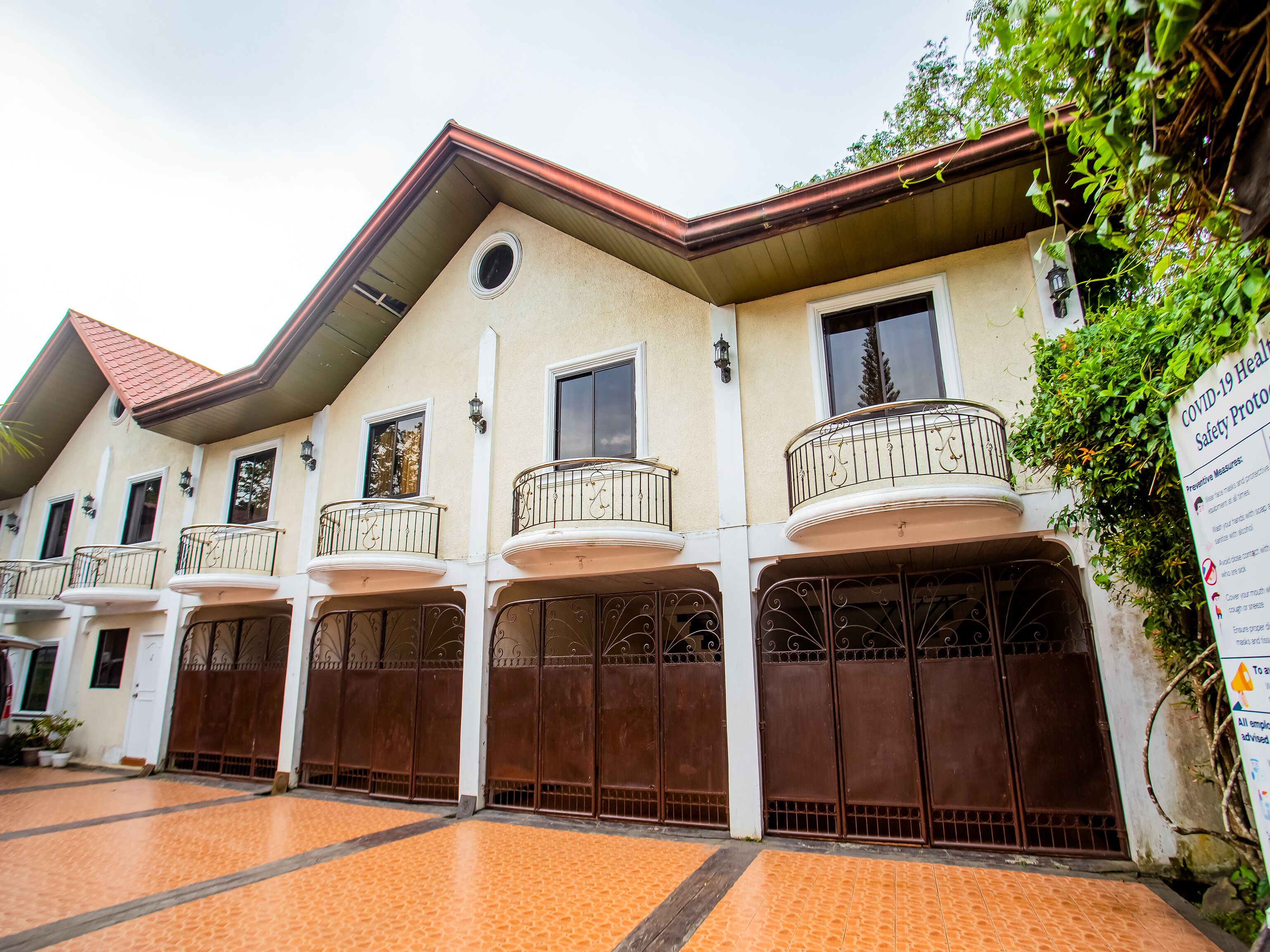 Laura's Hotel by Oyo Rooms