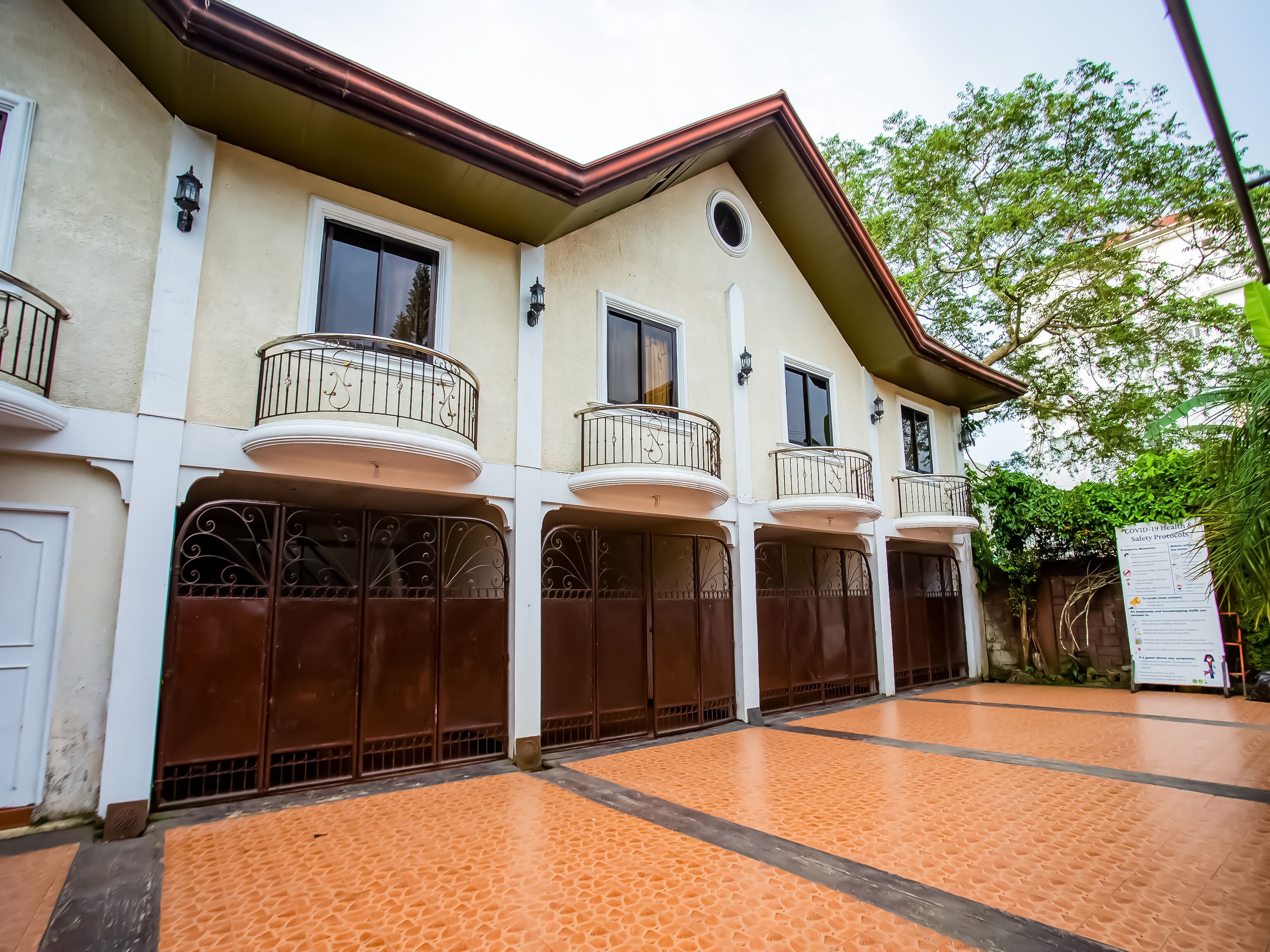Laura's Hotel by Oyo Rooms