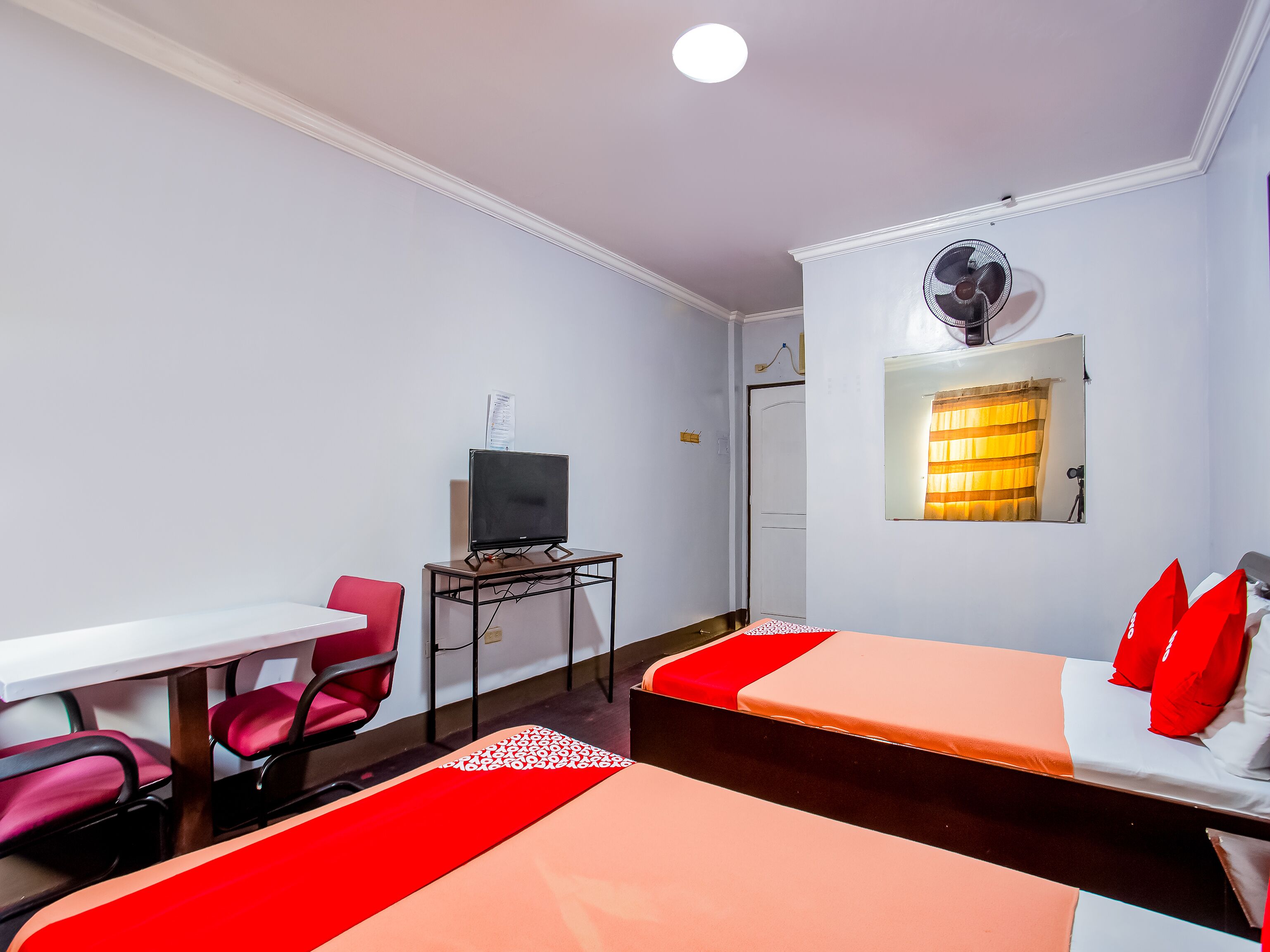 Laura's Hotel by Oyo Rooms