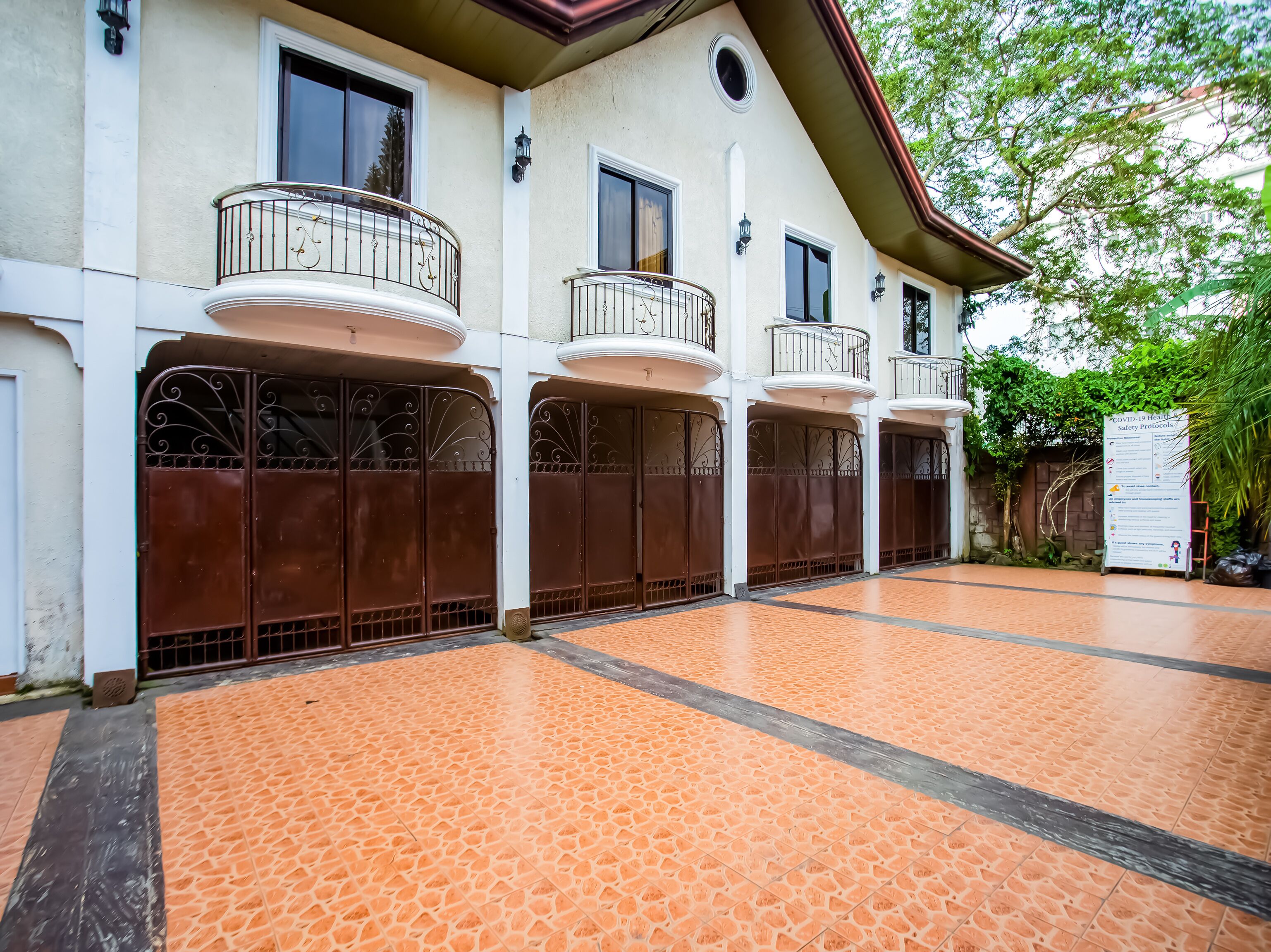 Laura's Hotel by Oyo Rooms