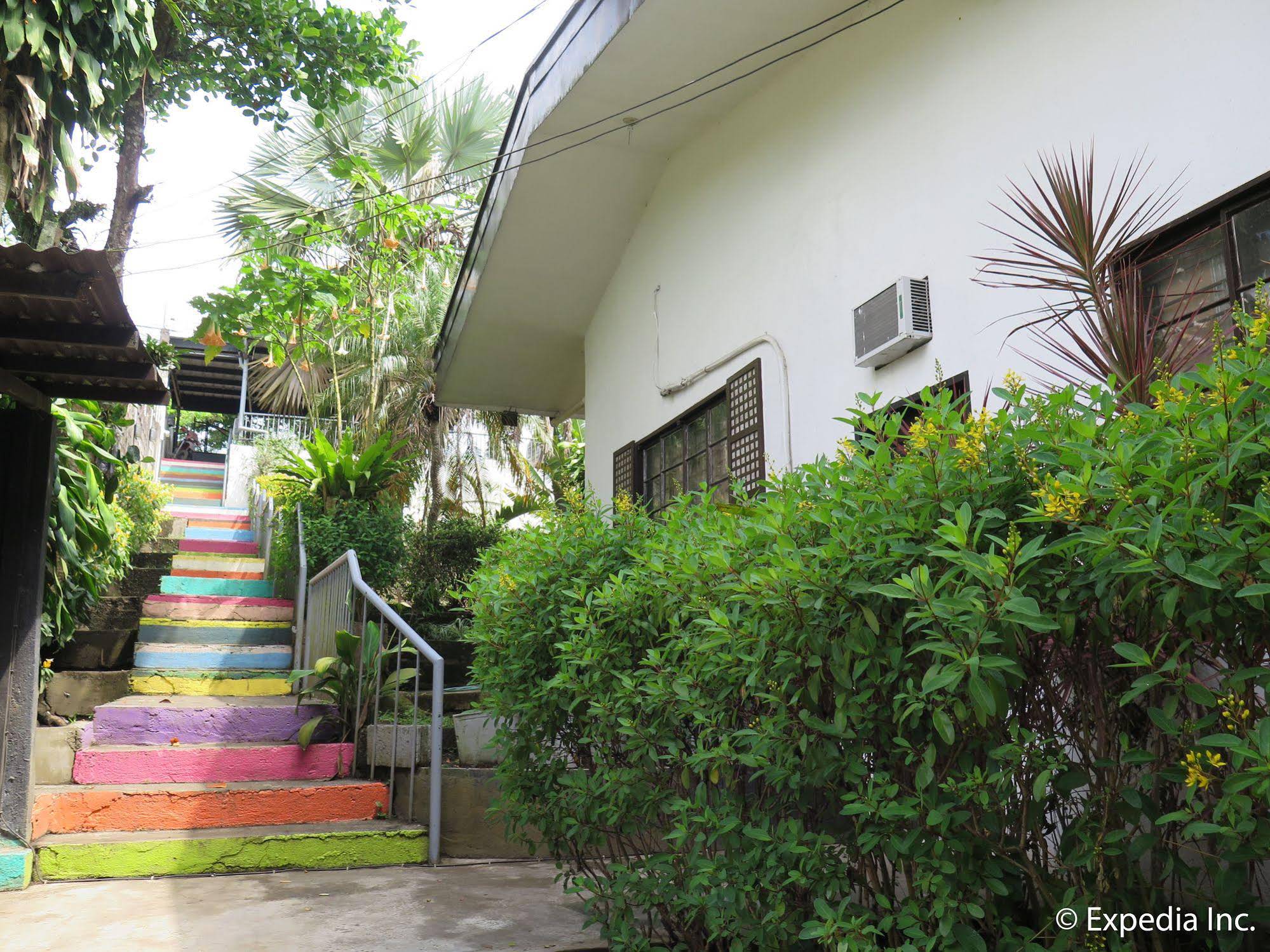 Mountain Breeze Hostel Tagaytay Center