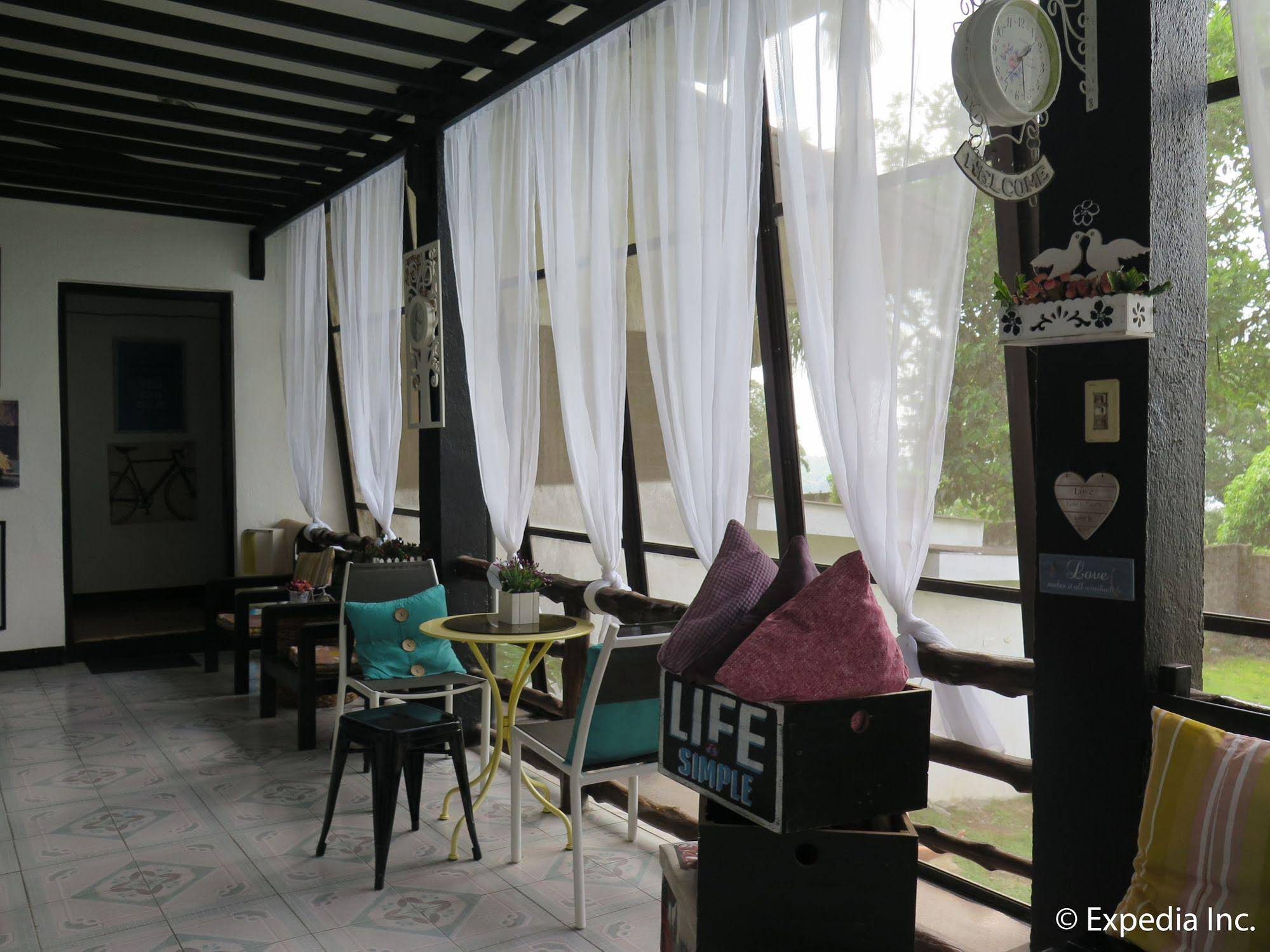 Mountain Breeze Hostel Tagaytay Center