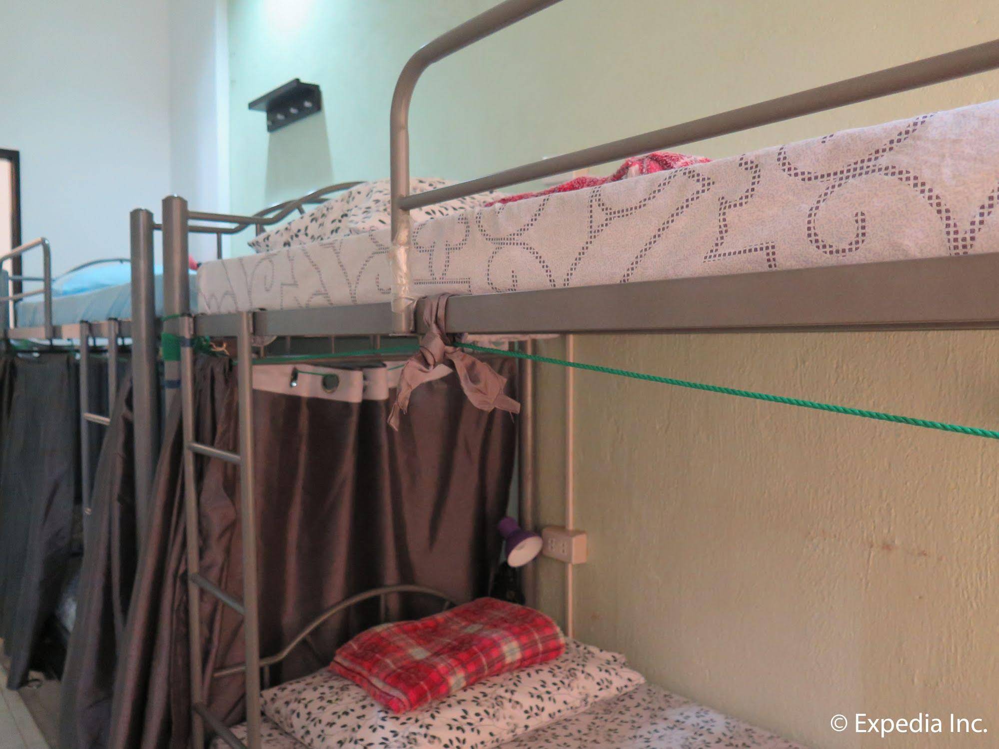 Mountain Breeze Hostel Tagaytay Center