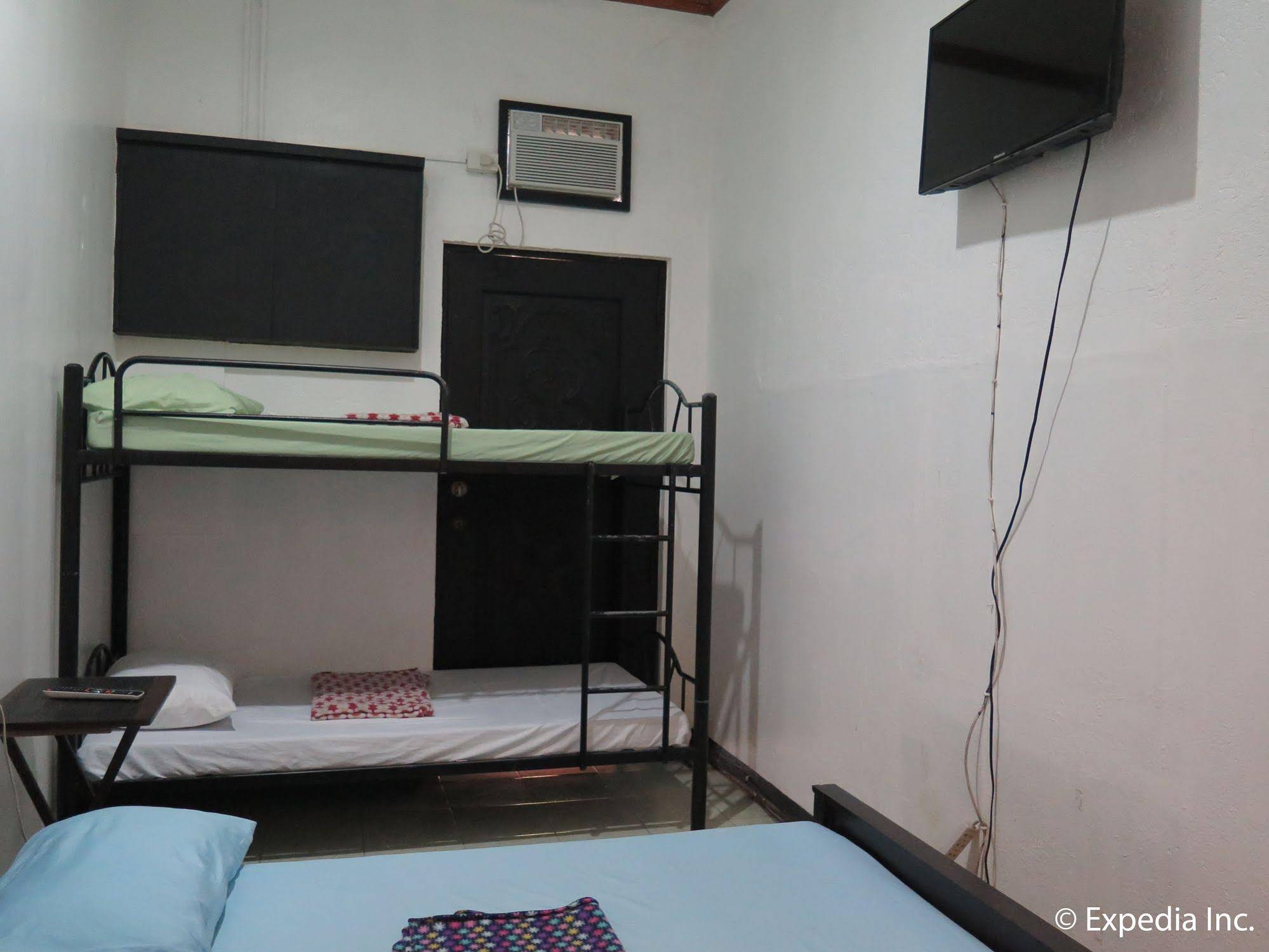 Mountain Breeze Hostel Tagaytay Center