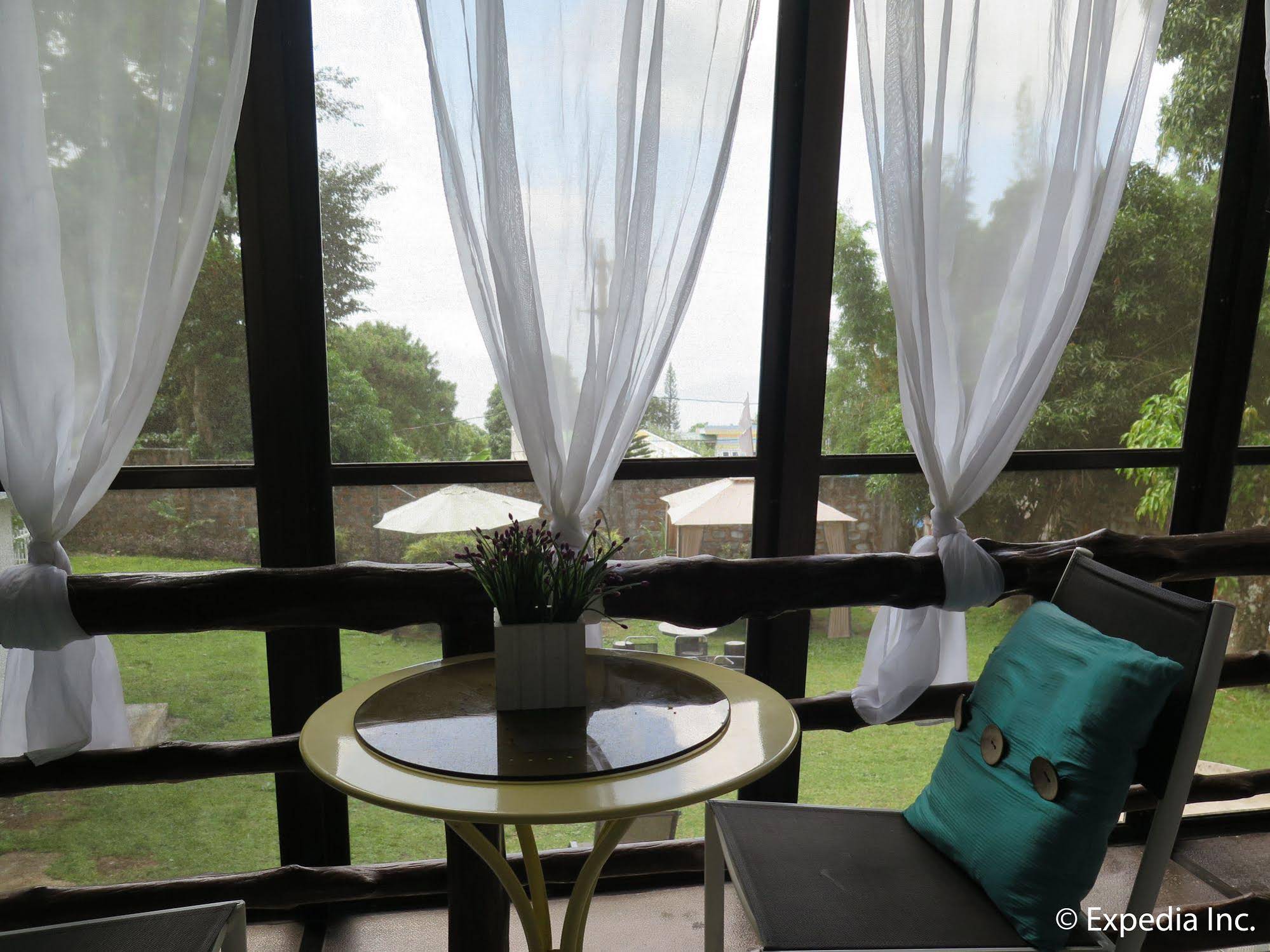 Mountain Breeze Hostel Tagaytay Center