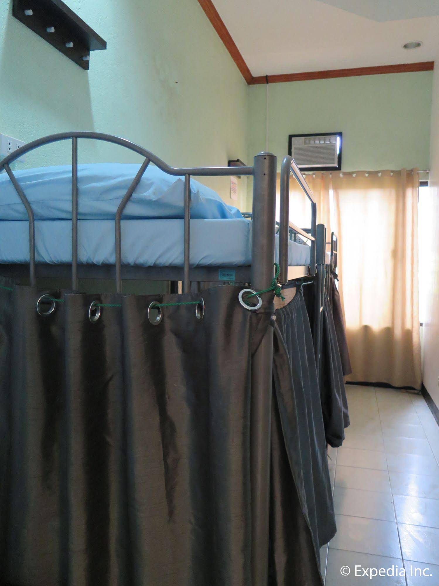 Mountain Breeze Hostel Tagaytay Center