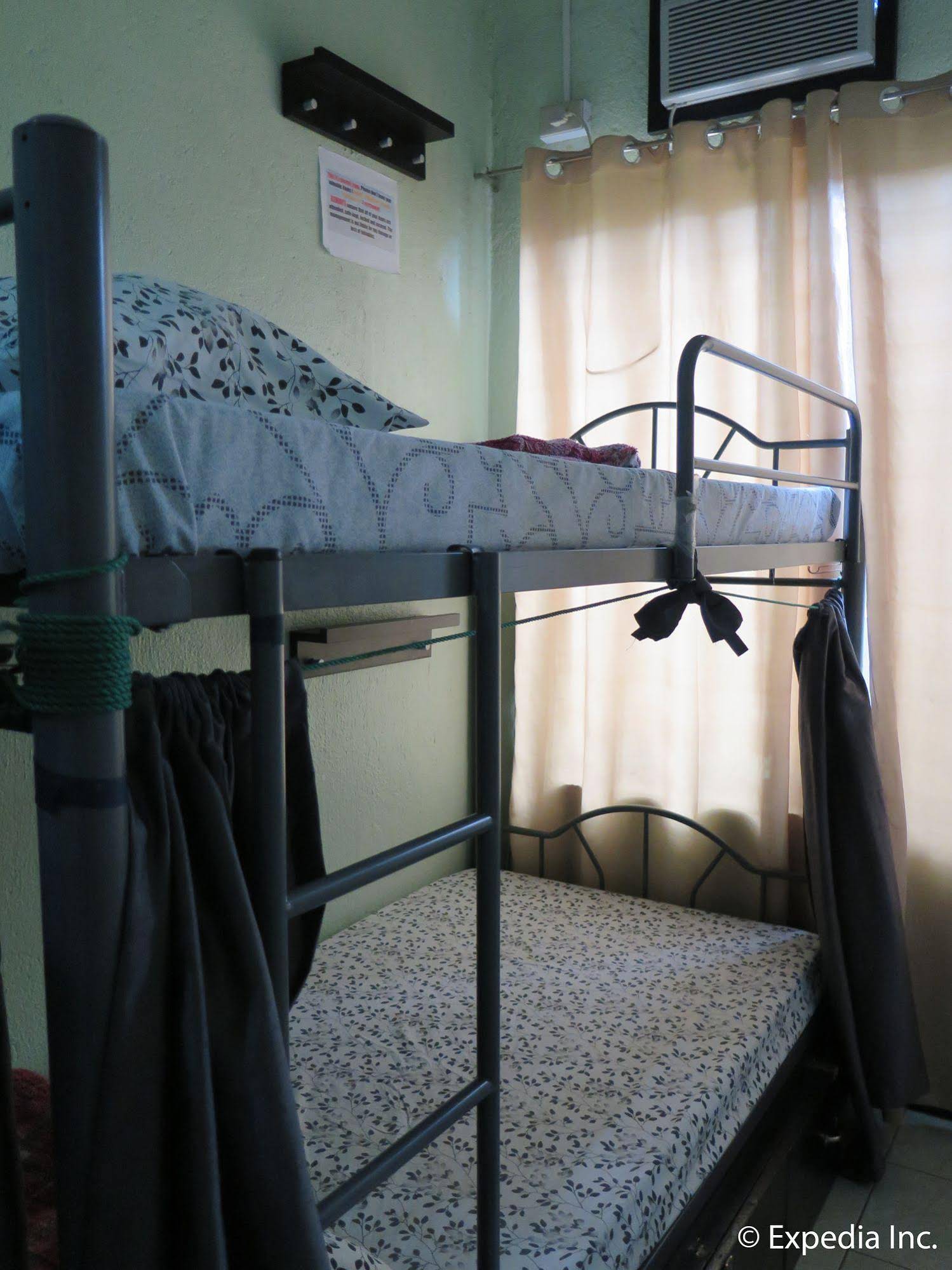 Mountain Breeze Hostel Tagaytay Center