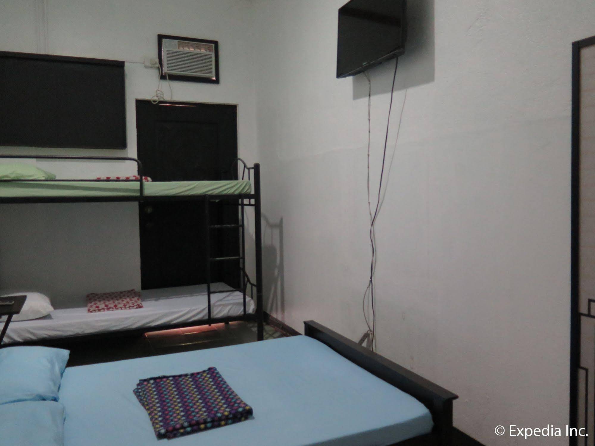 Mountain Breeze Hostel Tagaytay Center