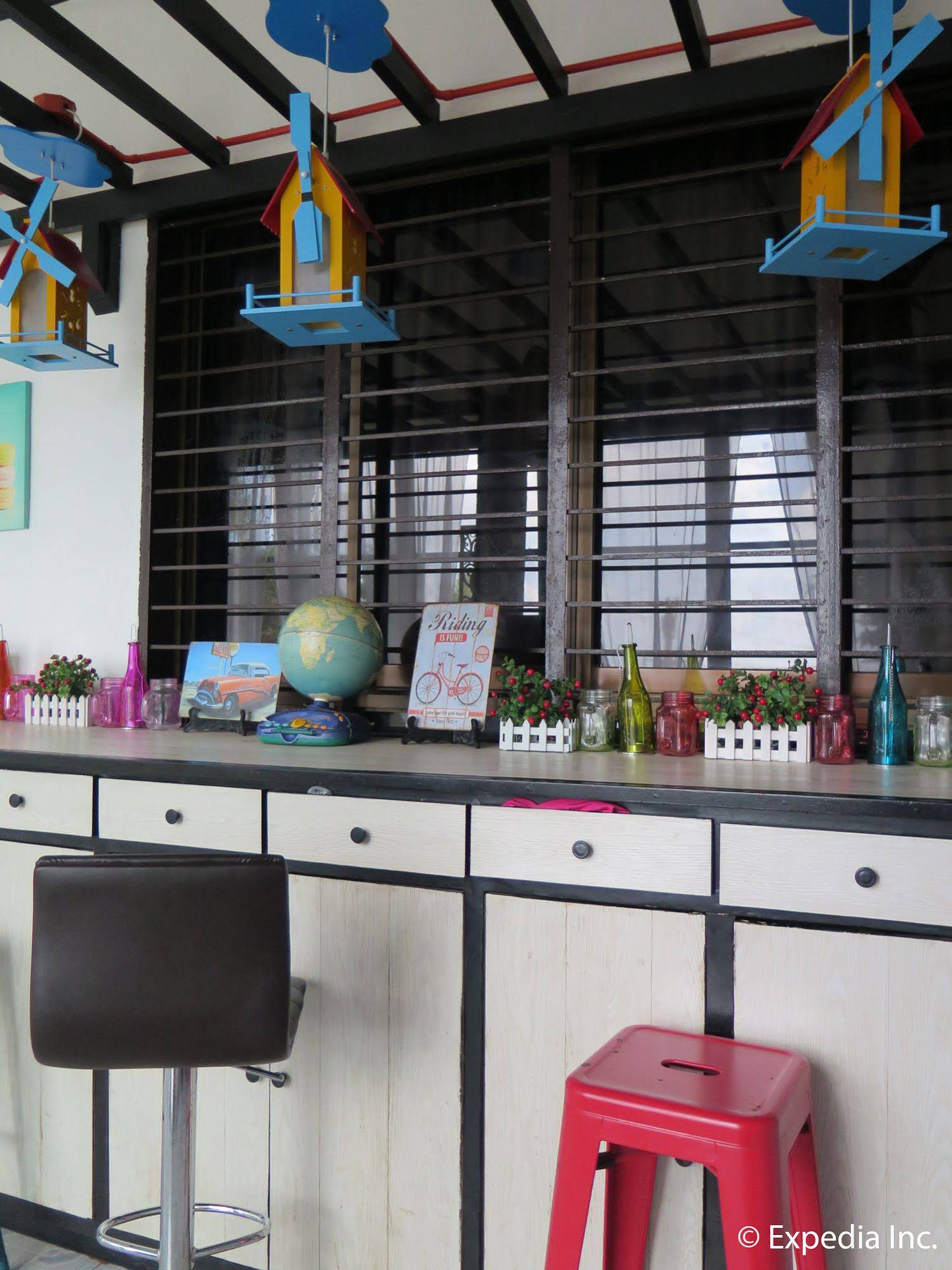 Mountain Breeze Hostel Tagaytay Center