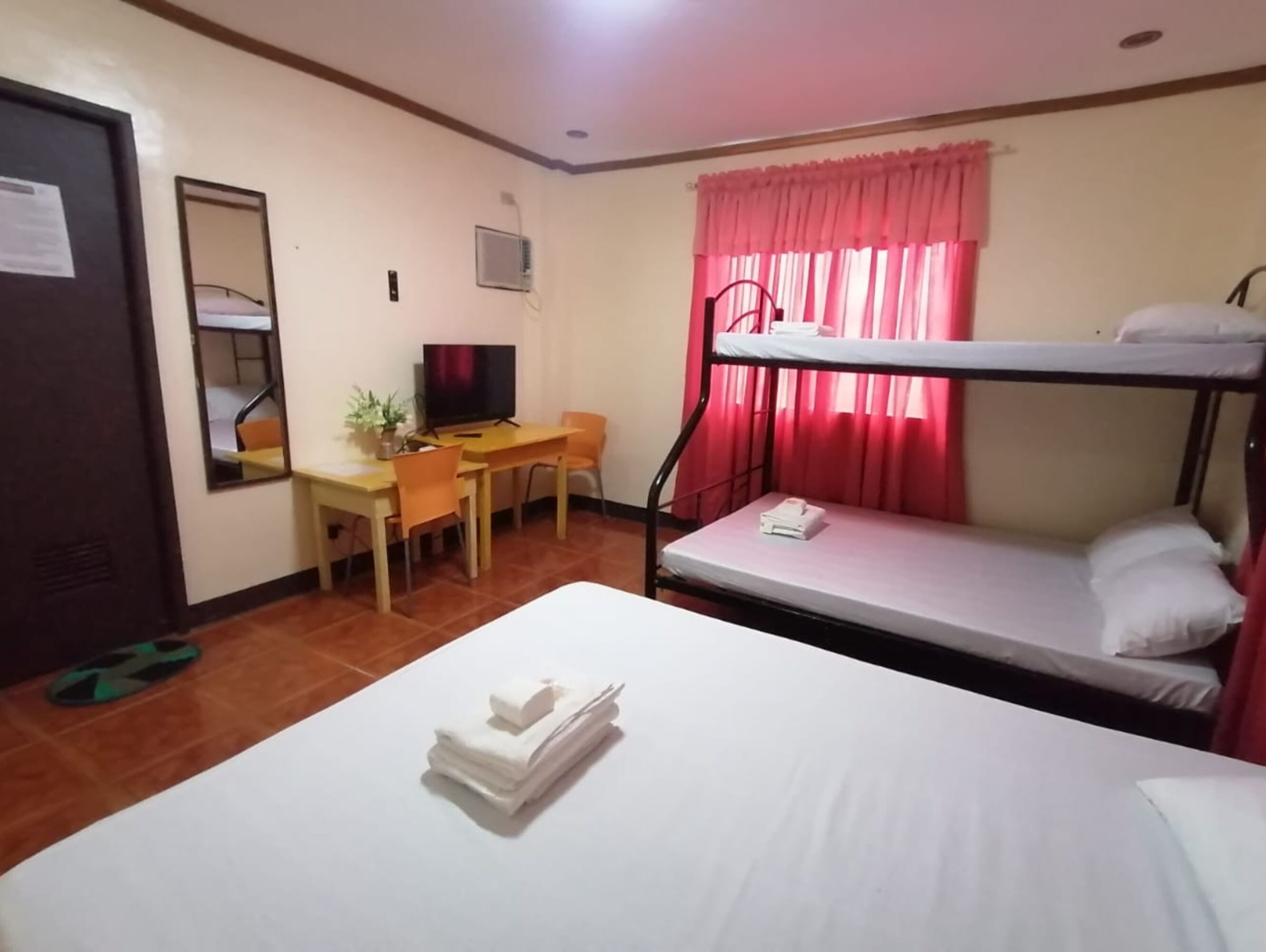 OYO 879 Lauriens Budget Hotel 2