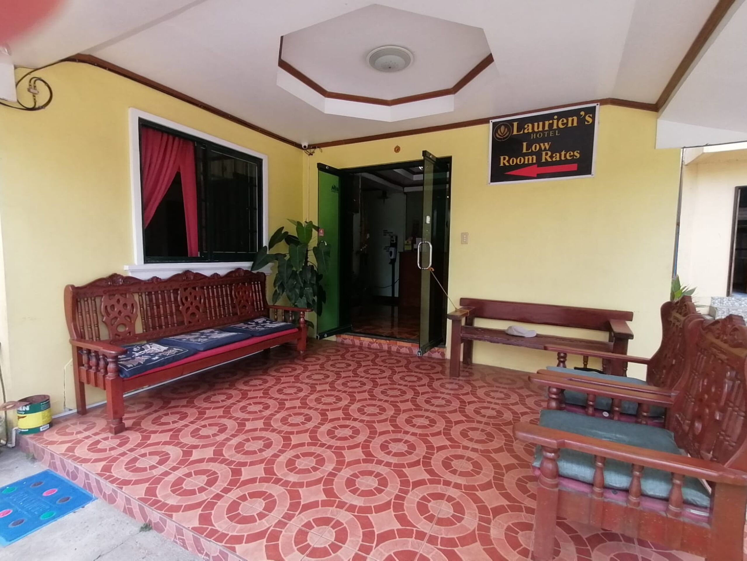OYO 879 Lauriens Budget Hotel 2