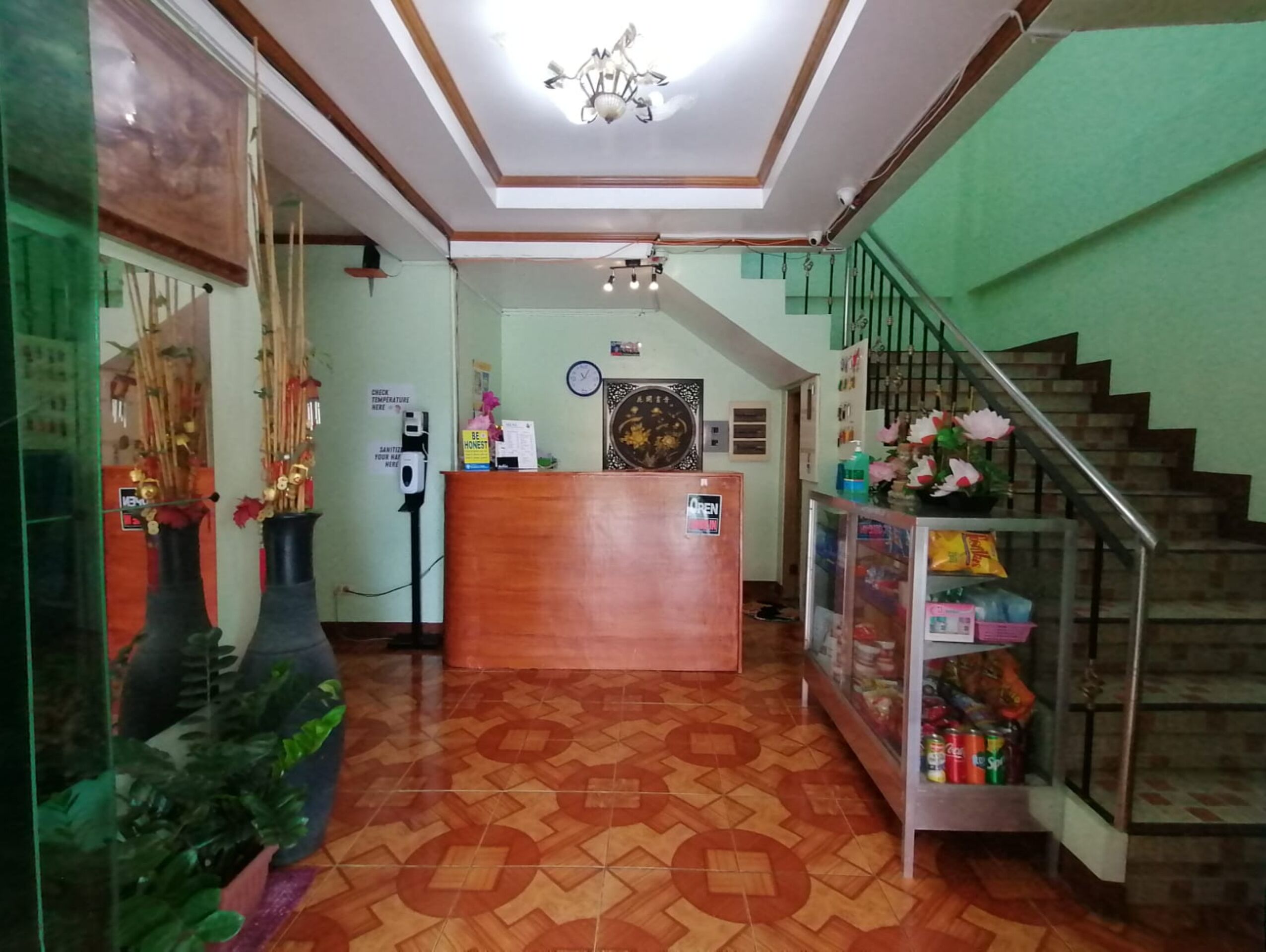 OYO 879 Lauriens Budget Hotel 2